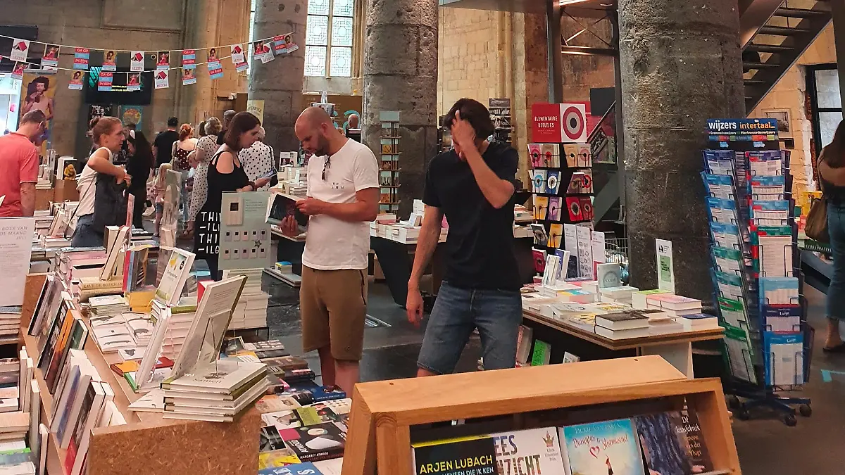 In diesem Buchladen in Maastricht trägt keiner mehr eine Maske.