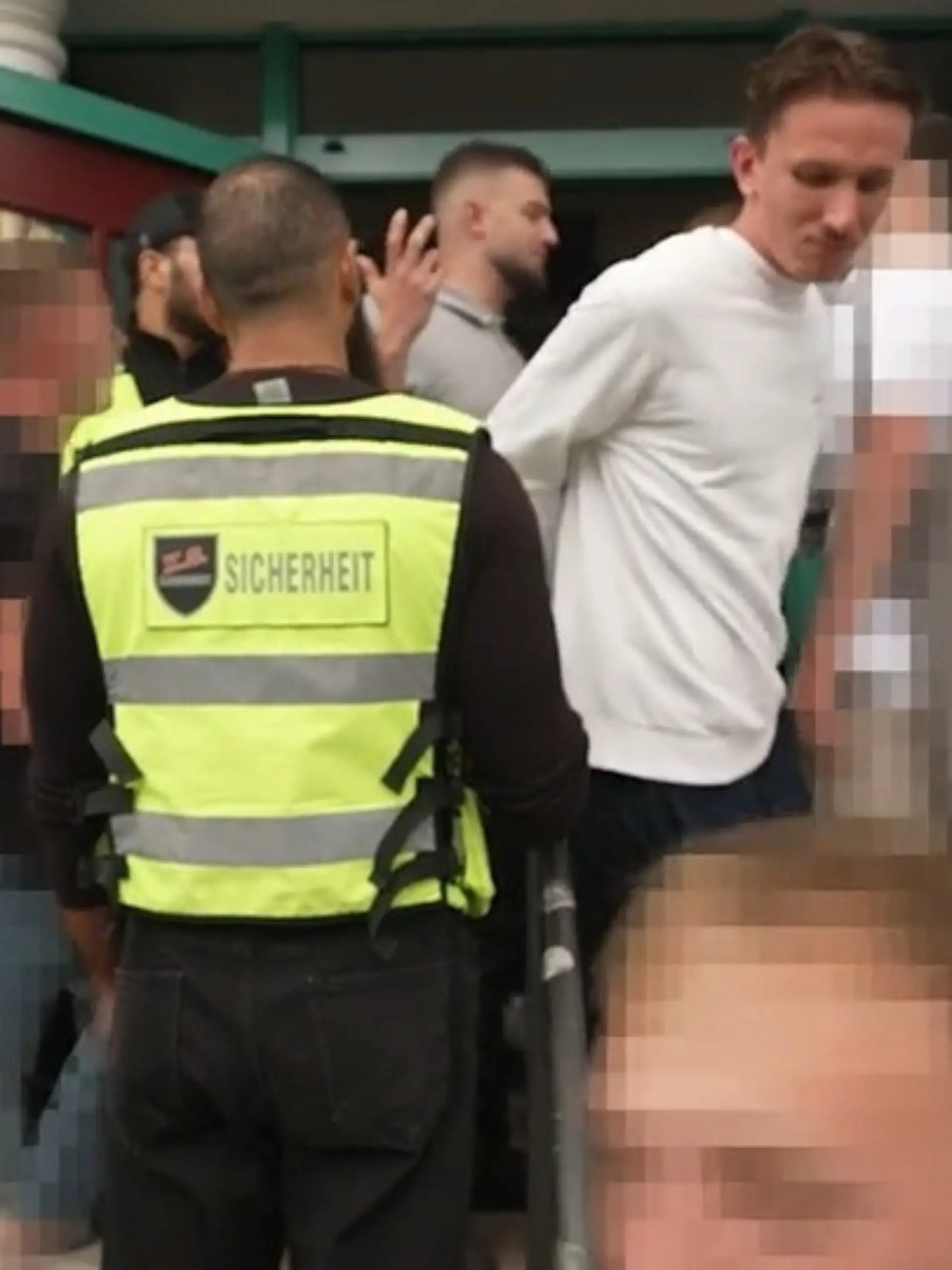 Bild zu: "Streit zwischen Junggesellen-Hype und Dorfidylle"