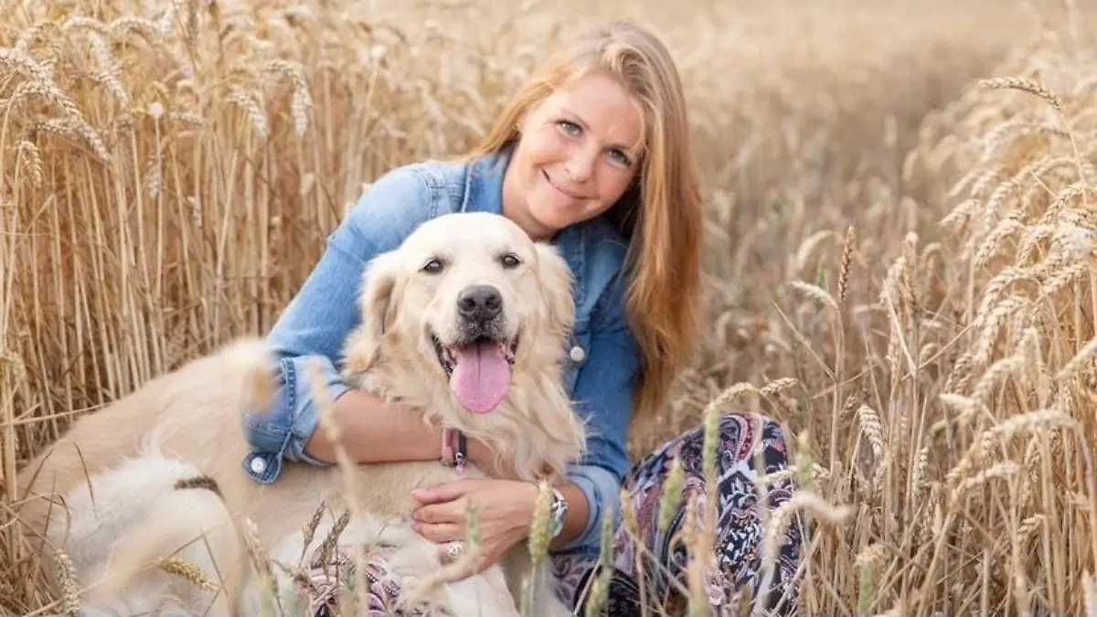 Frau und Hund kuscheln