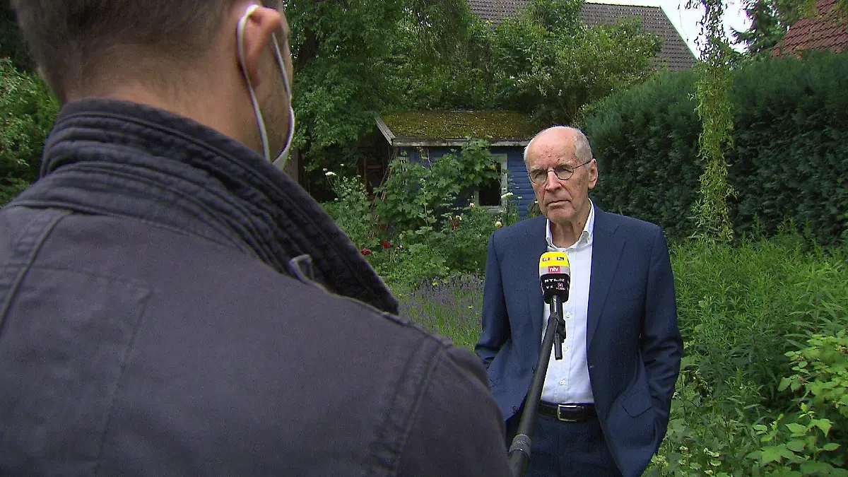 Kriminologe Christian Pfeiffer im Interview mit RTL-Reporter