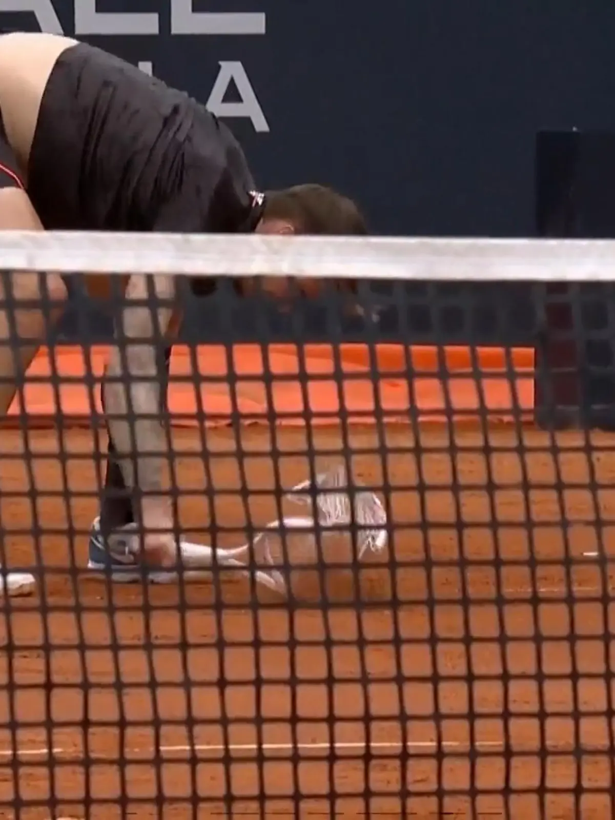 Bei den Tennis Masters in Rom hat Alexander Bublik seinen Schläger geschrottet. Im Match gegen den Spanier Pedro Martinez ärgert sich der Kasache extrem über einen Punktverlust. Im Video sehen Sie, was danach mit dem Schläger passiert.