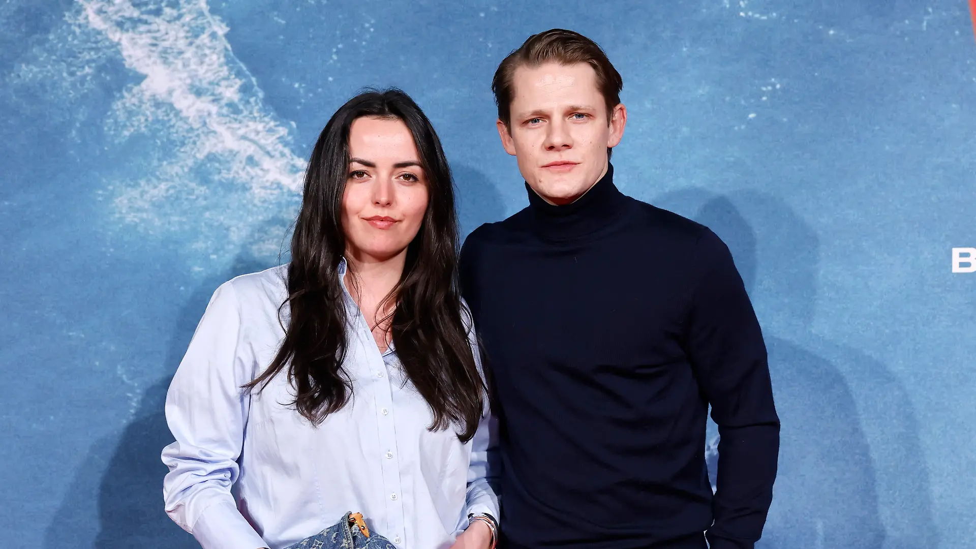 Schauspieler Max von der Groeben mit Freundin Louise Farina bei der Premiere des Films ‘On the Wave’ im Cinedom Köln. Köln, 02.03.2026