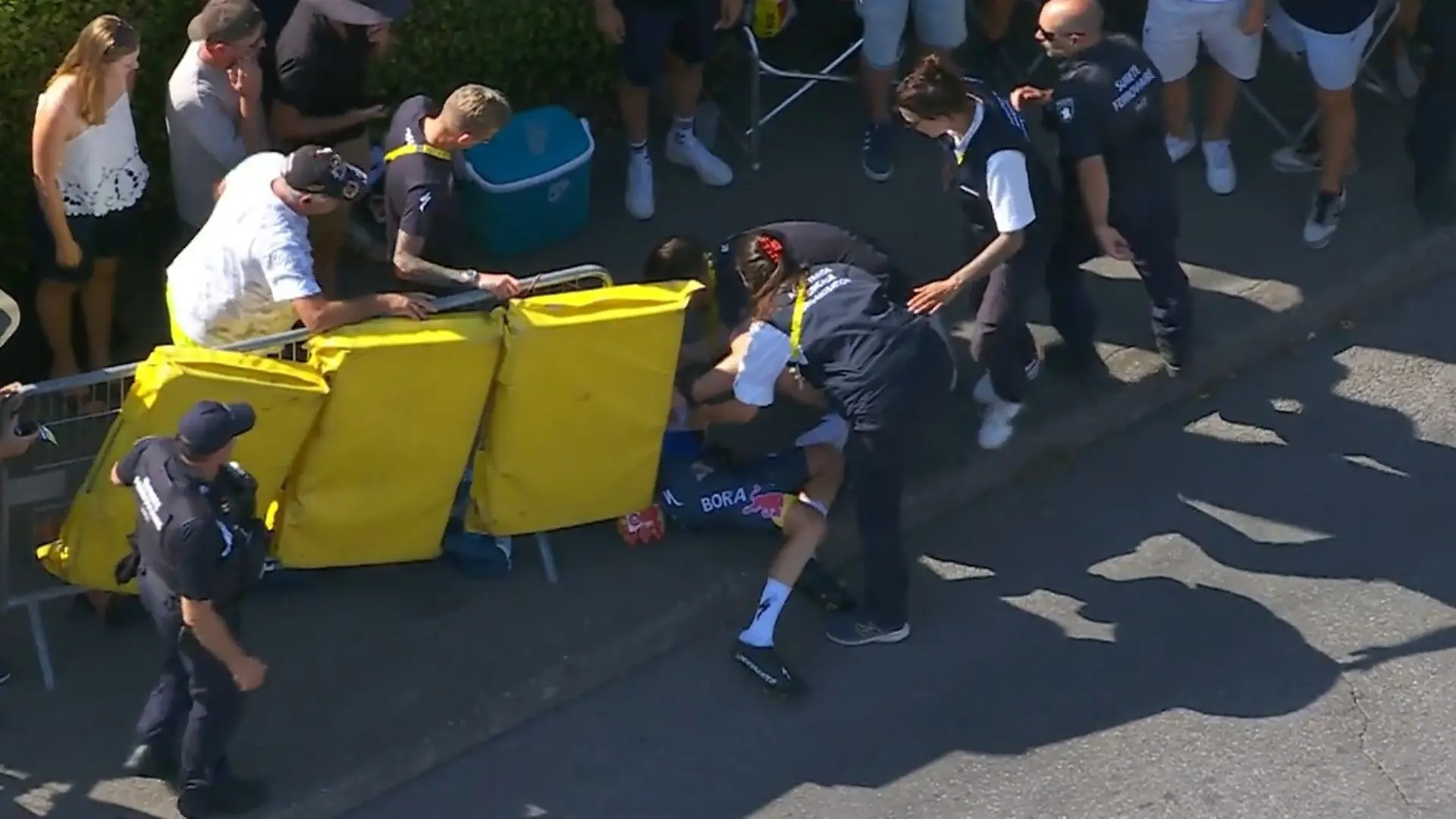 Deutscher Hoffnungsträger Florian Lipowitz stürzt schwer Sturz-Drama bei Tour de France