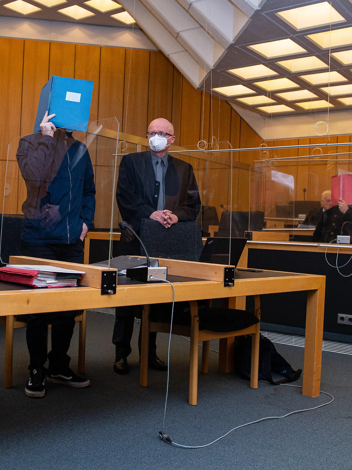 06.07.2021, Nordrhein-Westfalen, Münster: Der Hauptangeklagte (2.v.l) steht zwischen seinen Anwälten Wilfried Rath (l) und Udo Vetter (3.v.l). Im zentralen Prozess um den Missbrauchskomplex von Münster will das Gericht heute Urteile gegen fünf Angeklagte sprechen. Foto: Guido Kirchner/dpa pool/dpa +++ dpa-Bildfunk +++