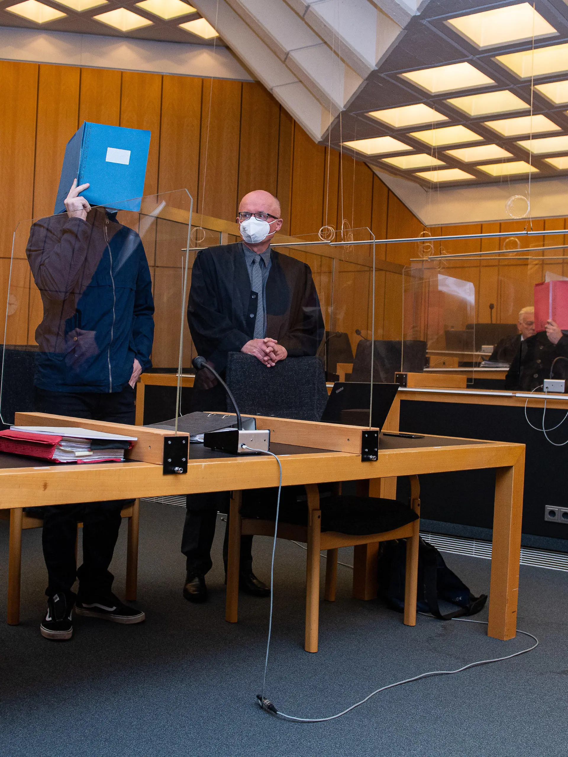06.07.2021, Nordrhein-Westfalen, Münster: Der Hauptangeklagte (2.v.l) steht zwischen seinen Anwälten Wilfried Rath (l) und Udo Vetter (3.v.l). Im zentralen Prozess um den Missbrauchskomplex von Münster will das Gericht heute Urteile gegen fünf Angeklagte sprechen. Foto: Guido Kirchner/dpa pool/dpa +++ dpa-Bildfunk +++