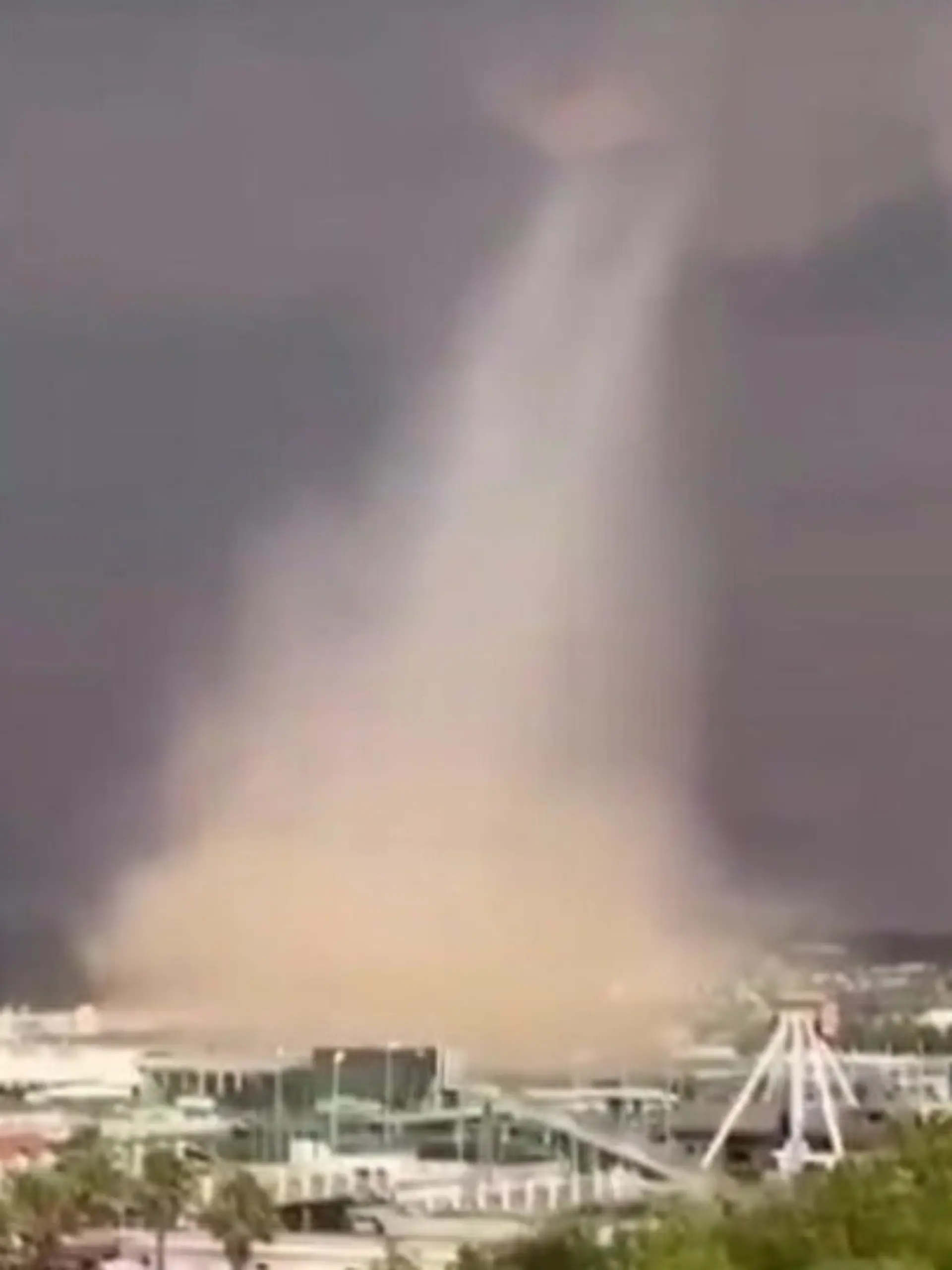 Bild zu: "Riesen-Hagelkörner und Tornado! Heftige Unwetter wüten durch Urlaubsregion"