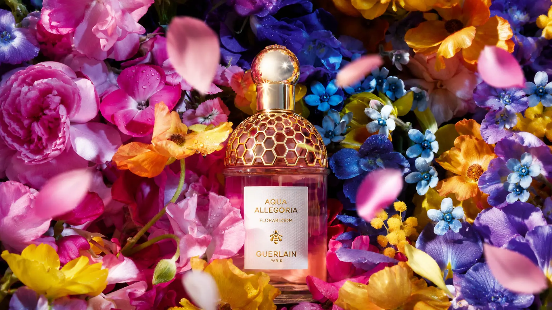 Aqua Allegoria Florabloom von Guerlain in einem Meer aus Blumen