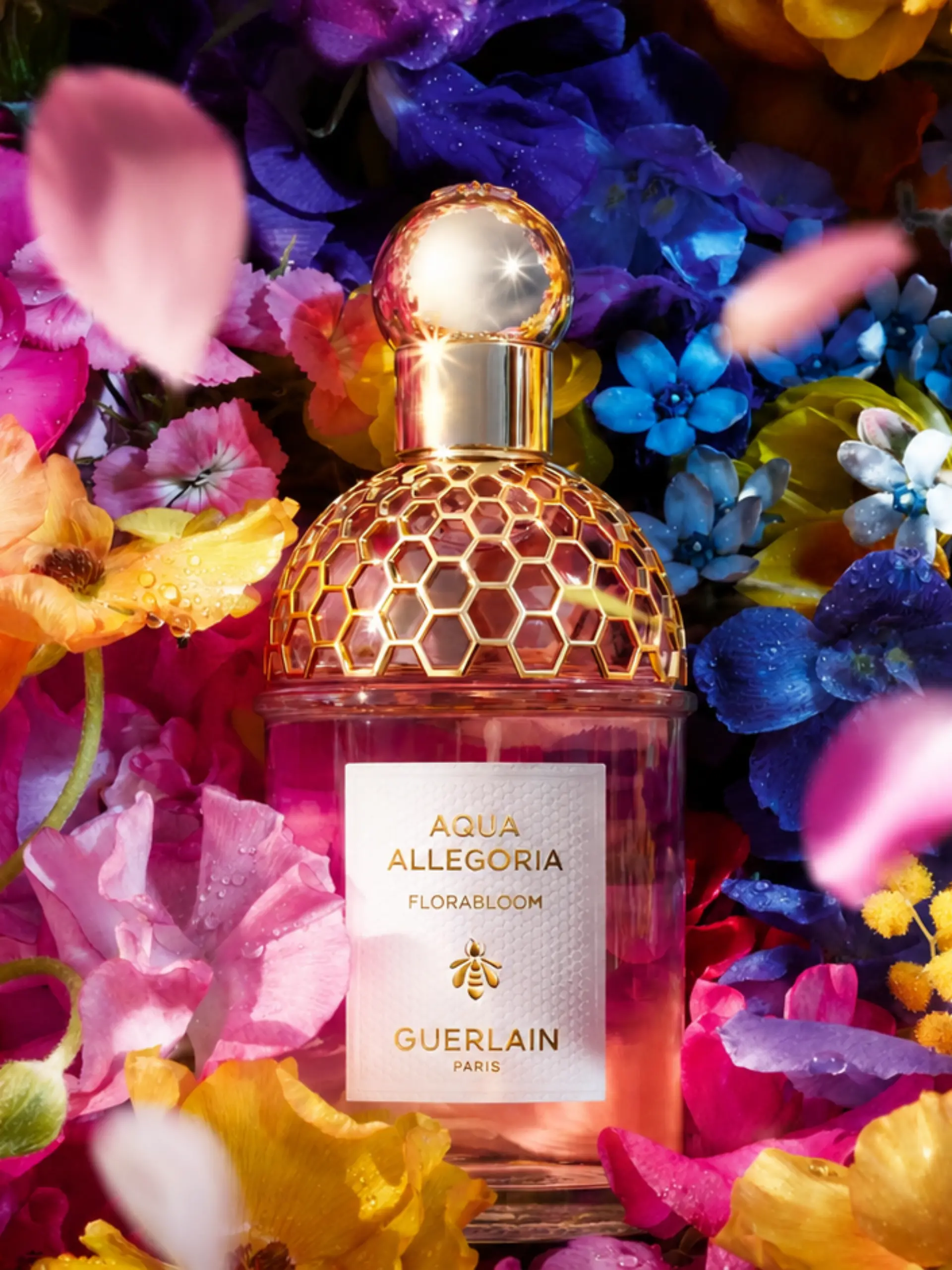 Aqua Allegoria Florabloom von Guerlain in einem Meer aus Blumen