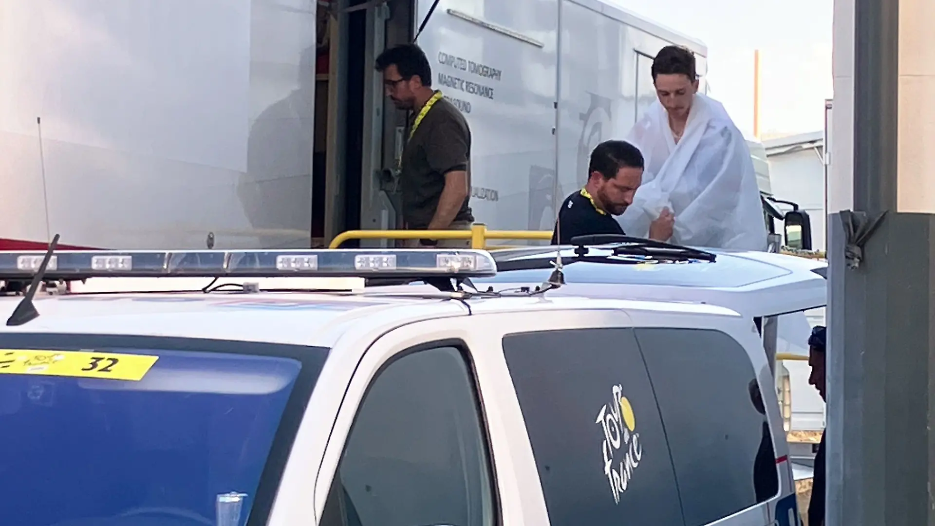 Der deutsche Radprofi Florian Lipowitz verlässt nach seinem Sturz den Röntgen-Truck.