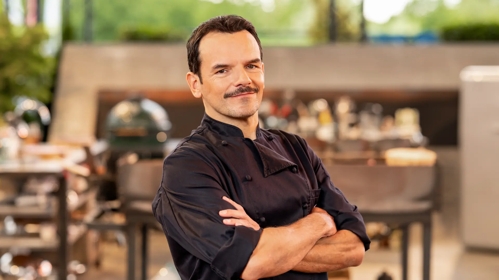Steffen Henssler bei der neuen Staffel vom „Grill den Henssler Sommer-Special” 