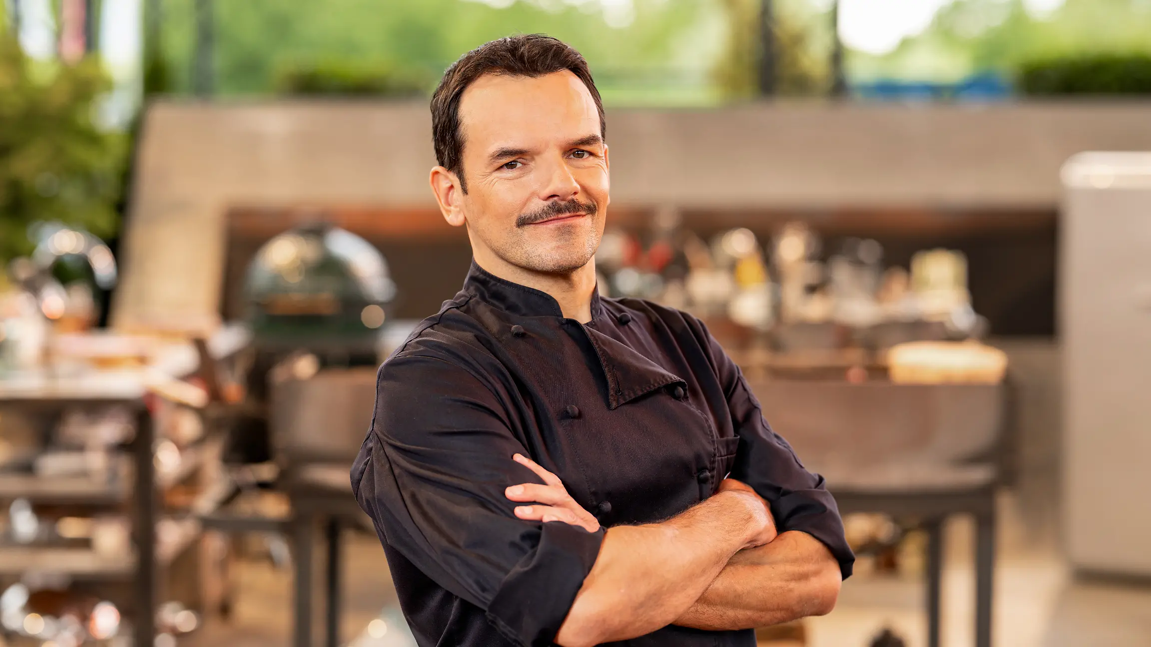 Steffen Henssler bei der neuen Staffel vom „Grill den Henssler Sommer-Special” 