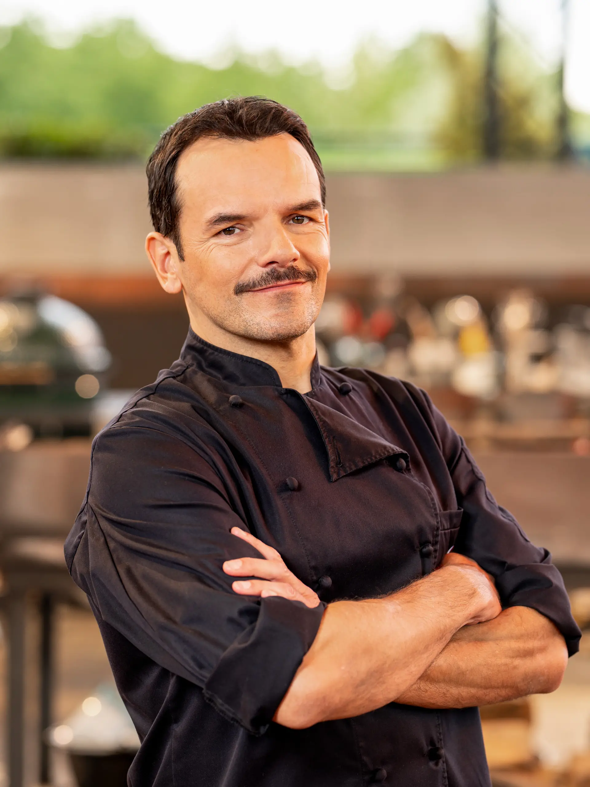Steffen Henssler bei der neuen Staffel vom „Grill den Henssler Sommer-Special” 