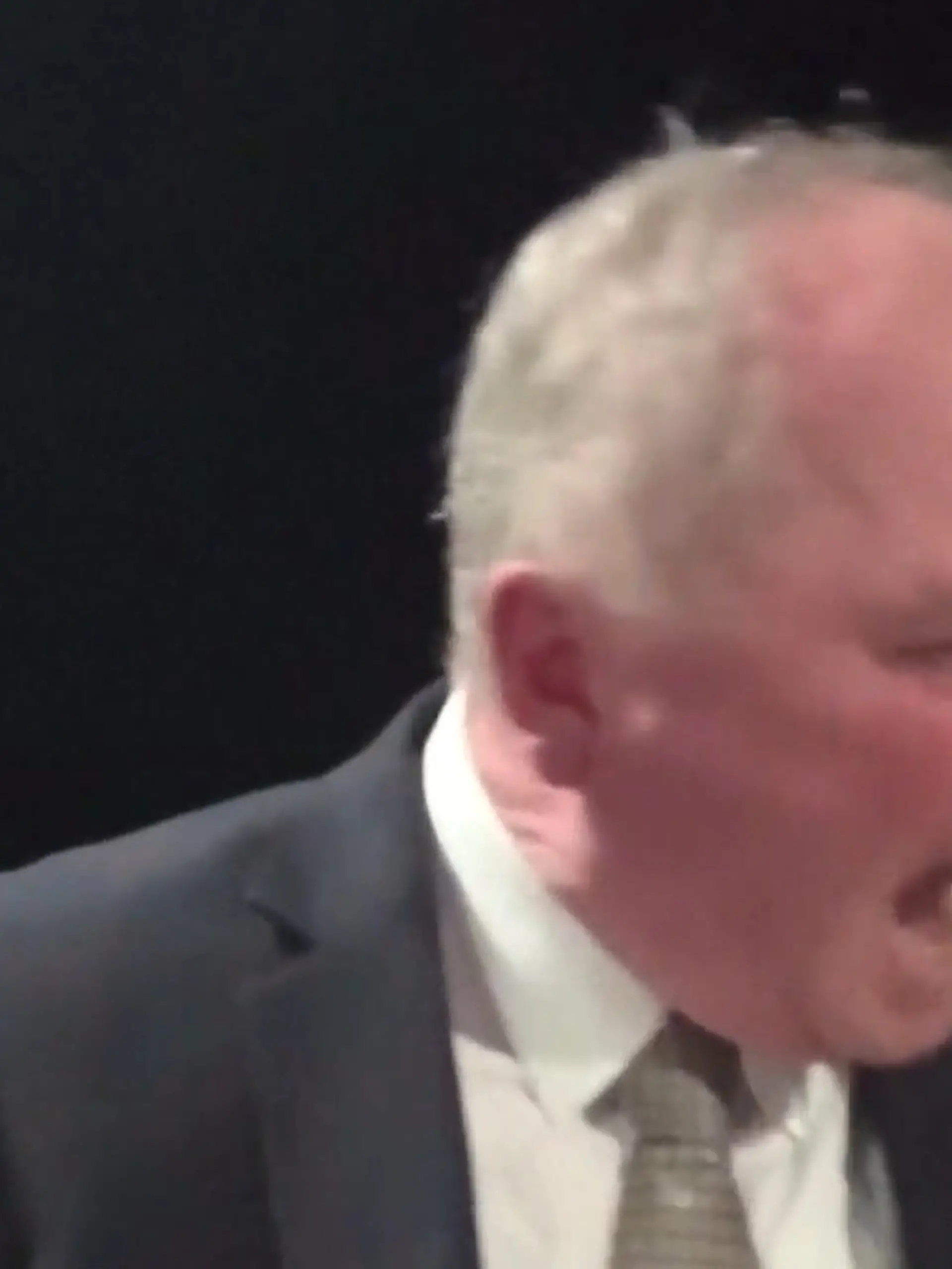 Bild zu: "Heftiger Ausraster mitten im Live-Interview! Politiker schreit IHN plötzlich an"