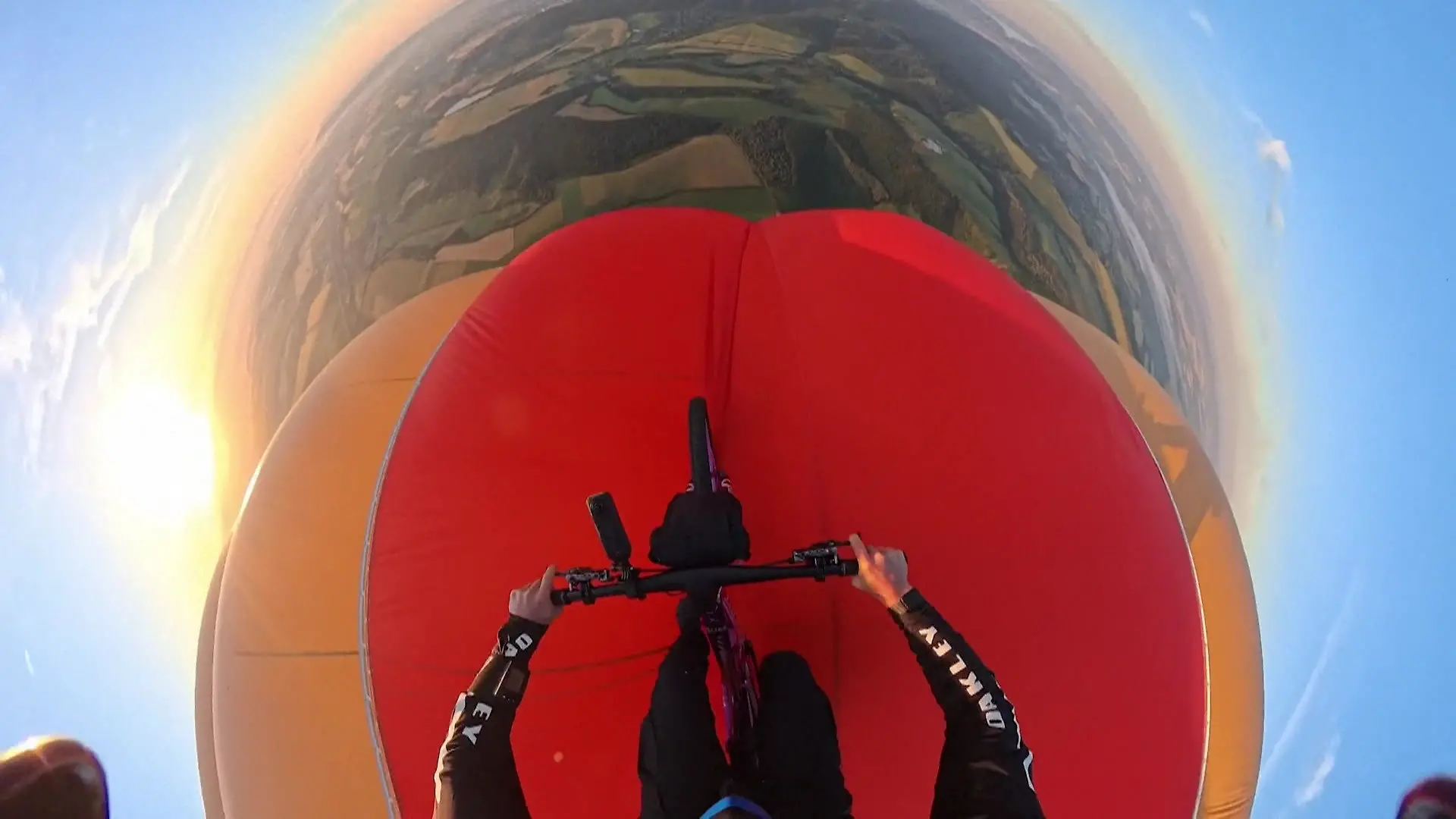 Als Erster weltweit! Elias wagt irren Heißluftballon-Rekord mit Fahrrad In knapp 1.000 Metern Höhe