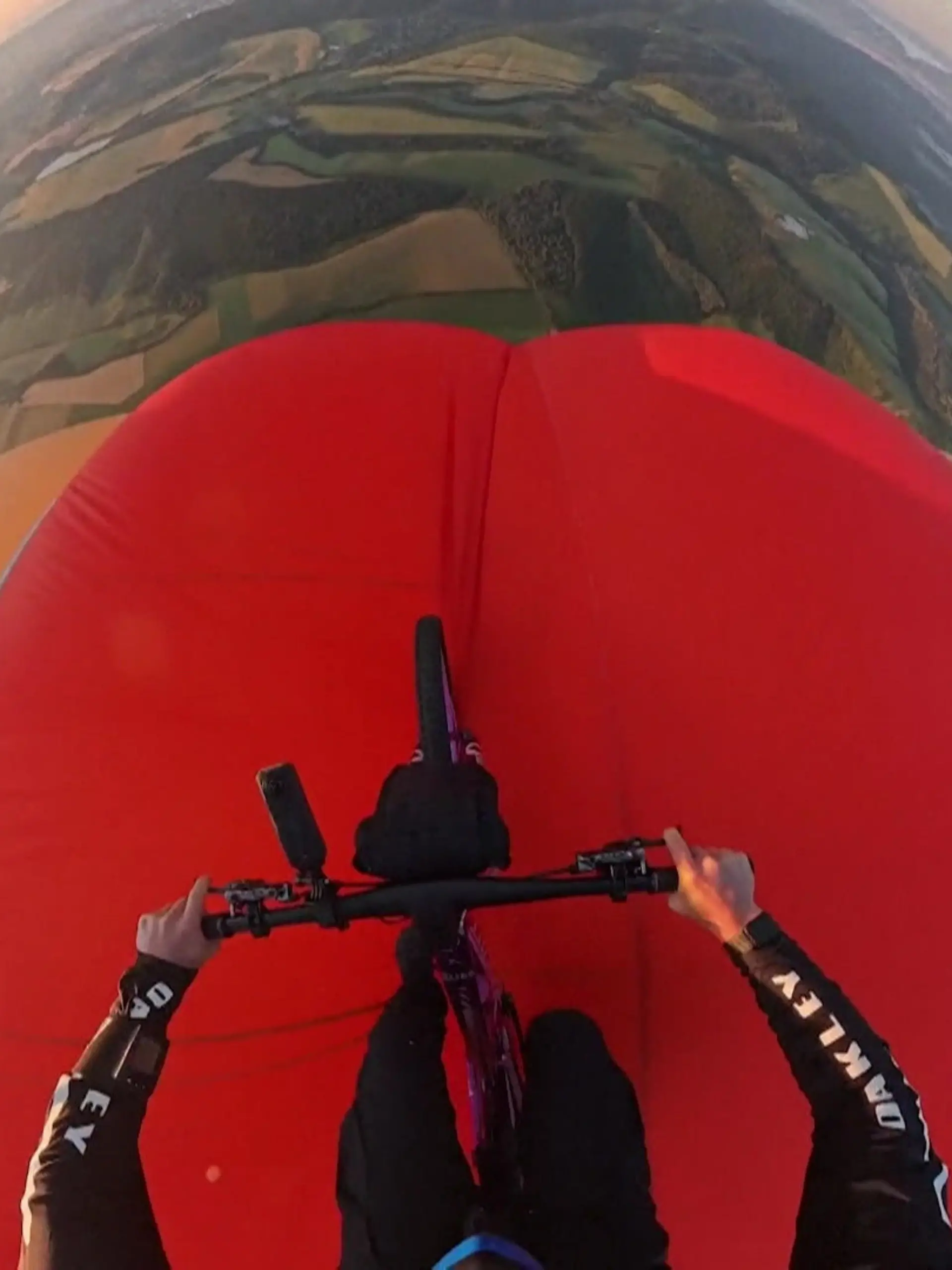 Bild zu: "Als Erster weltweit! Elias wagt irren Heißluftballon-Rekord mit Fahrrad"