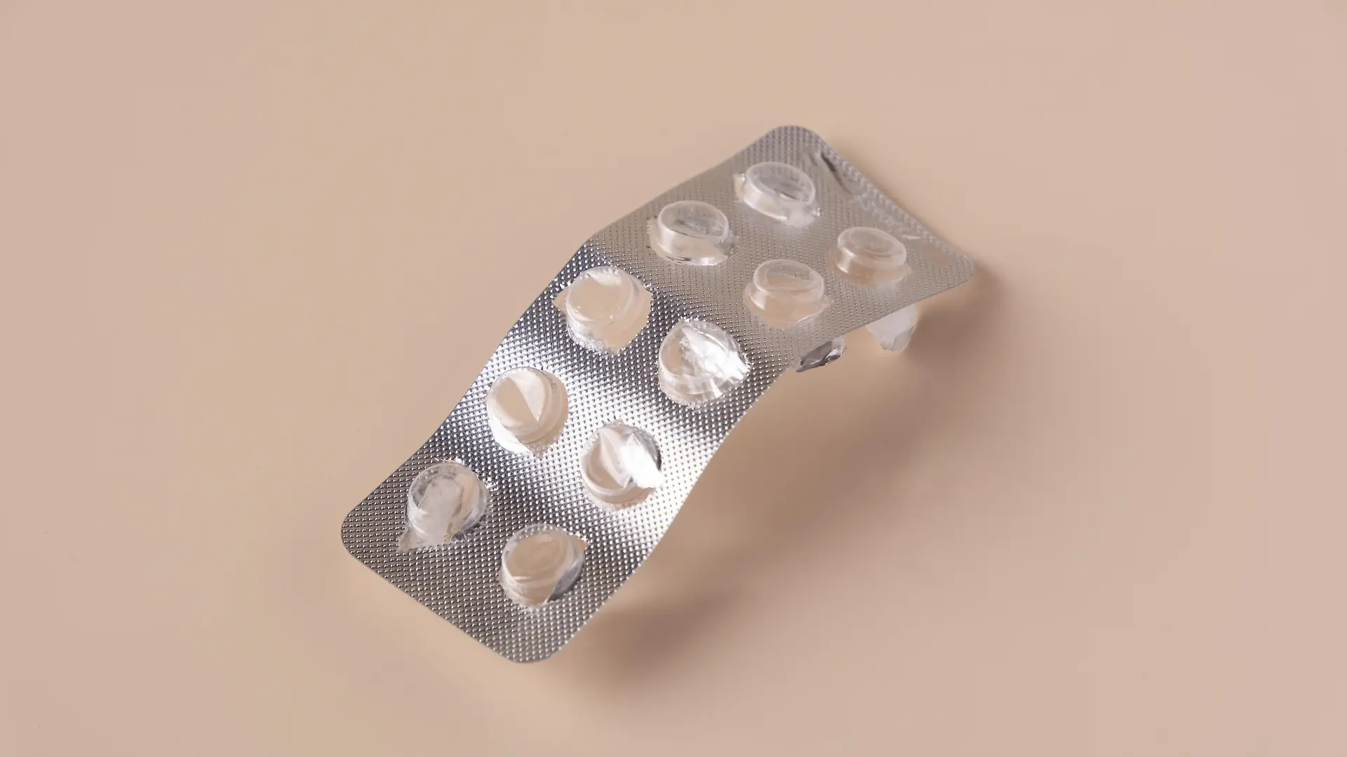 Leere Pillenverpackung auf beigem Hintergrund, Kopierraum