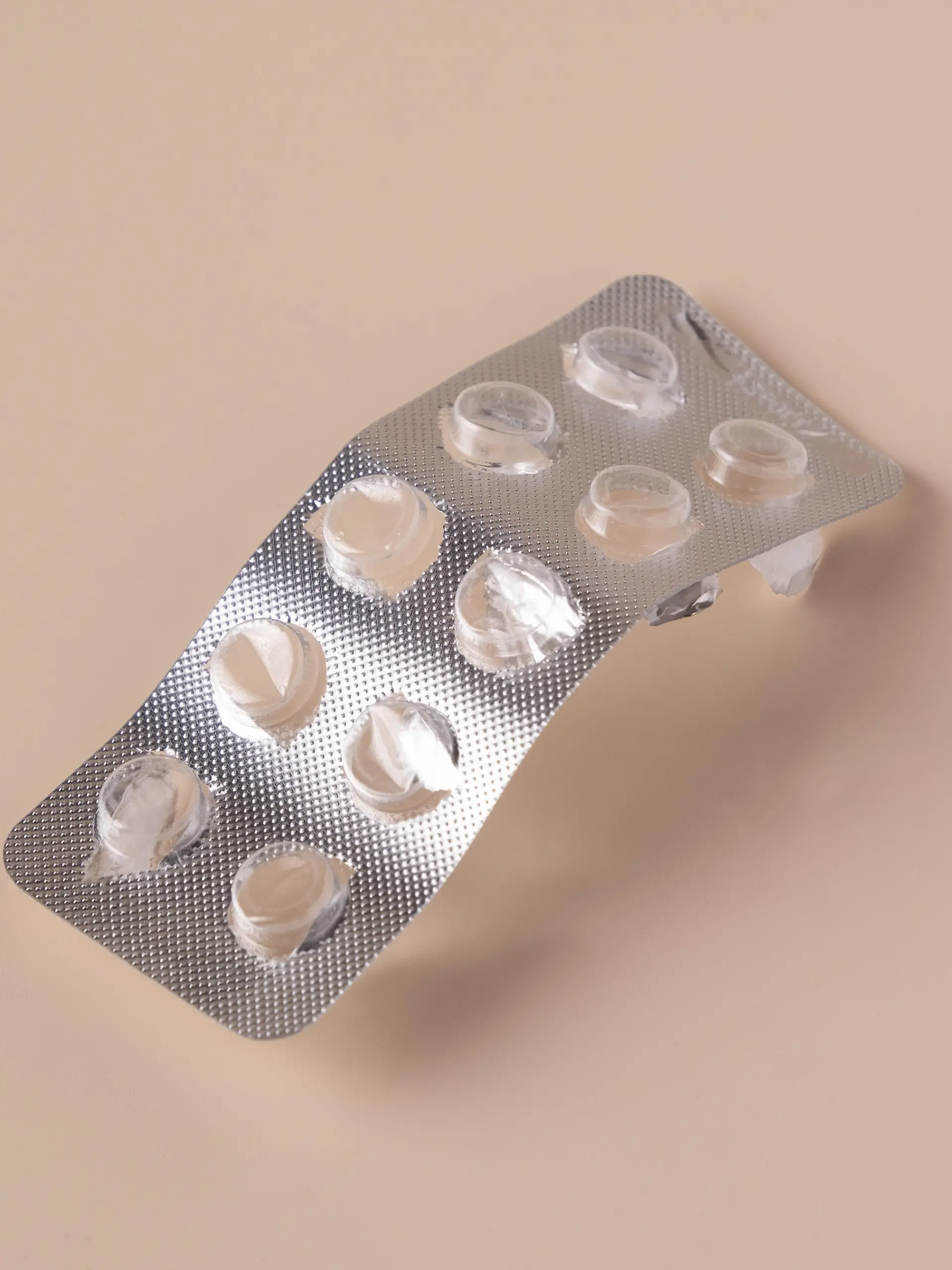 Leere Pillenverpackung auf beigem Hintergrund, Kopierraum
