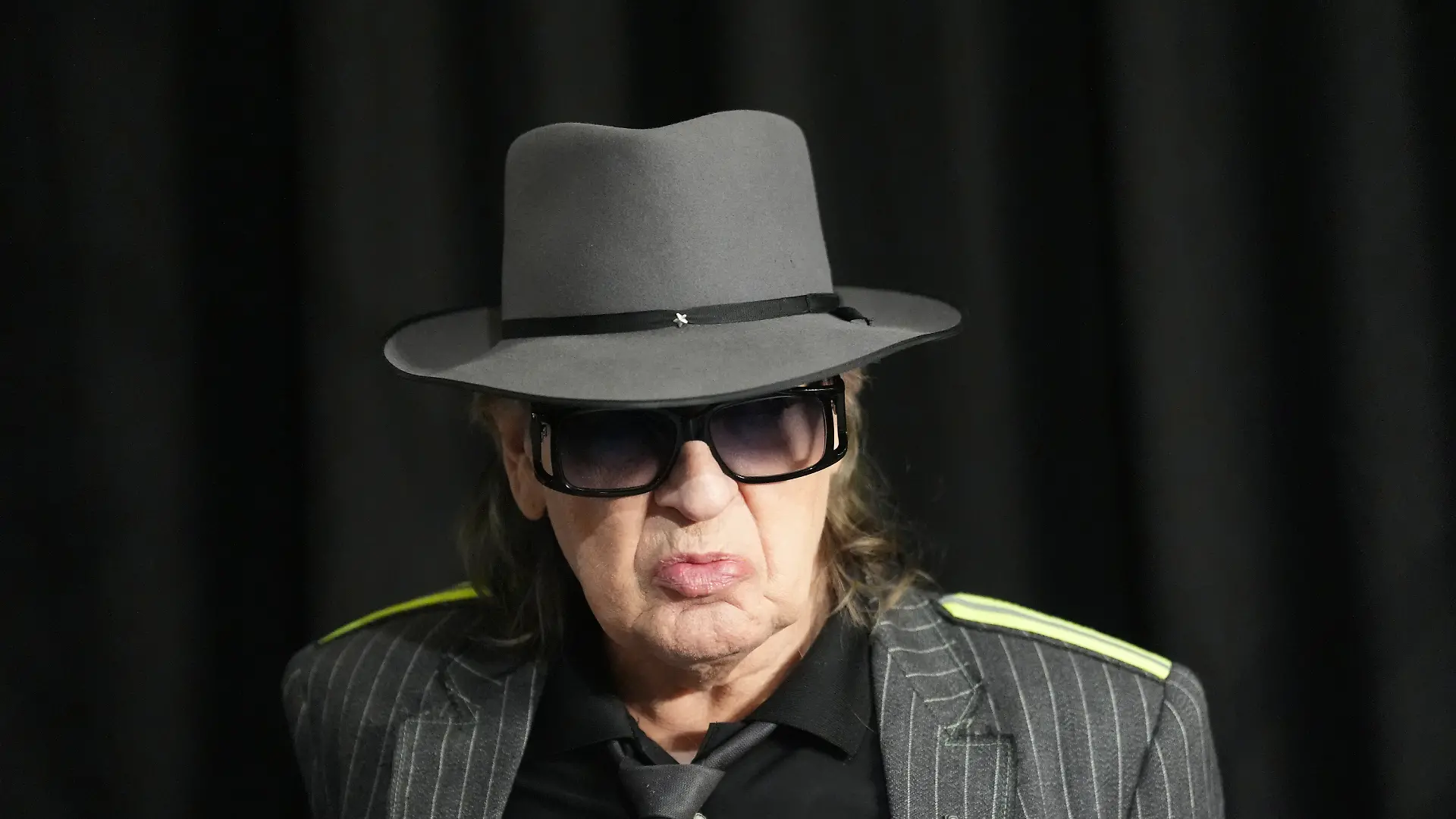 Udo Lindenberg steht während der Eröffnung der neuen Ausstellung "Udoversum" im Stilwerk neben der Bühne. Die neue Udo-Lindenberg-Ausstellung dreht um das aufregende Leben des Panikrockers. Bis Oktober zeigt «Udoversum» im «Stilwerk» am Fischmarkt hunderte Exponate rund um den Panikrocker.