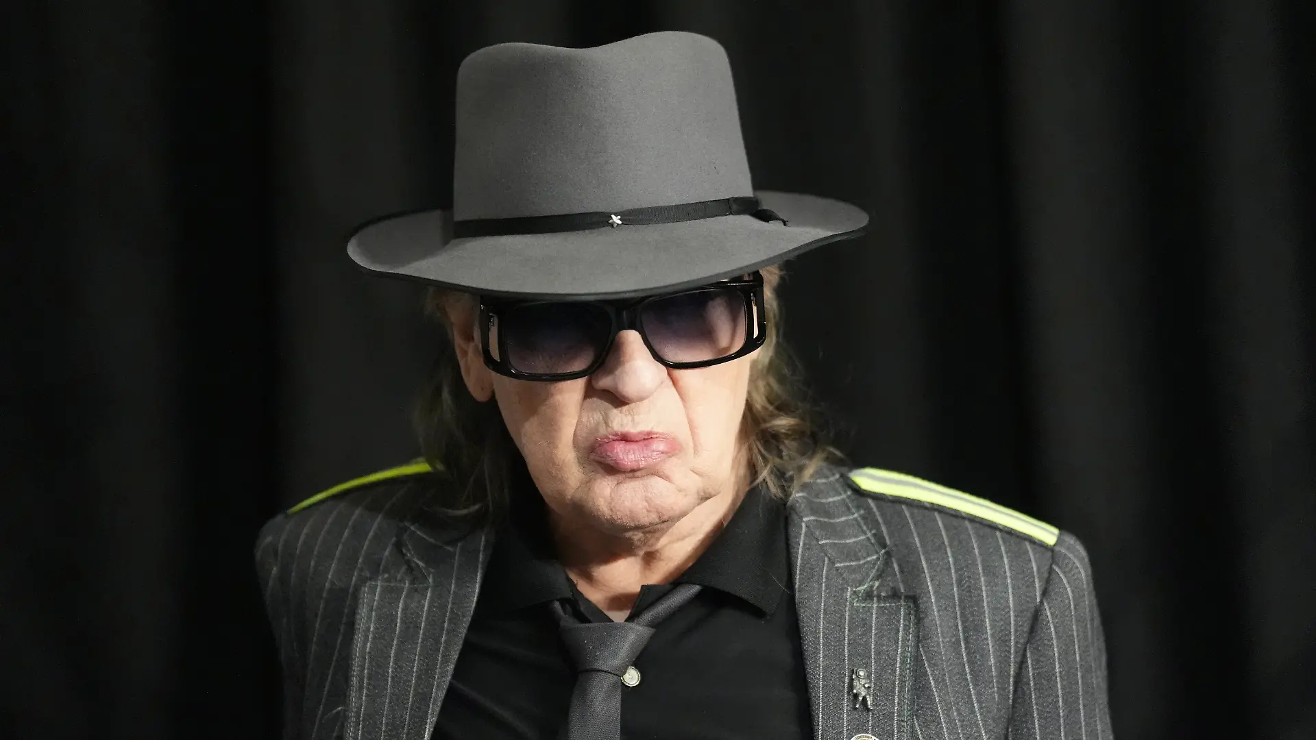 Udo Lindenberg steht während der Eröffnung der neuen Ausstellung "Udoversum" im Stilwerk neben der Bühne. Die neue Udo-Lindenberg-Ausstellung dreht um das aufregende Leben des Panikrockers. Bis Oktober zeigt «Udoversum» im «Stilwerk» am Fischmarkt hunderte Exponate rund um den Panikrocker.