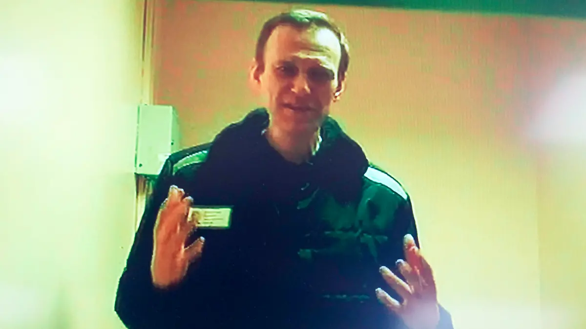 26.04.2023, Russland, Moskau: Alexej Nawalny, Kremlgegner aus Russland, ist per Videolink bei einer Anhörung auf einem Monitor im Moskauer Bezirksgericht Babushkinsky zu sehen. Laut des Nawalny-Vertrauten, Wolkow, geht es um den Vorwurf des Extremismus. Demnach drohen dem Oppositionellen 35 Jahre Haft. Foto: Alexander Zemlianichenko/AP/dpa +++ dpa-Bildfunk +++