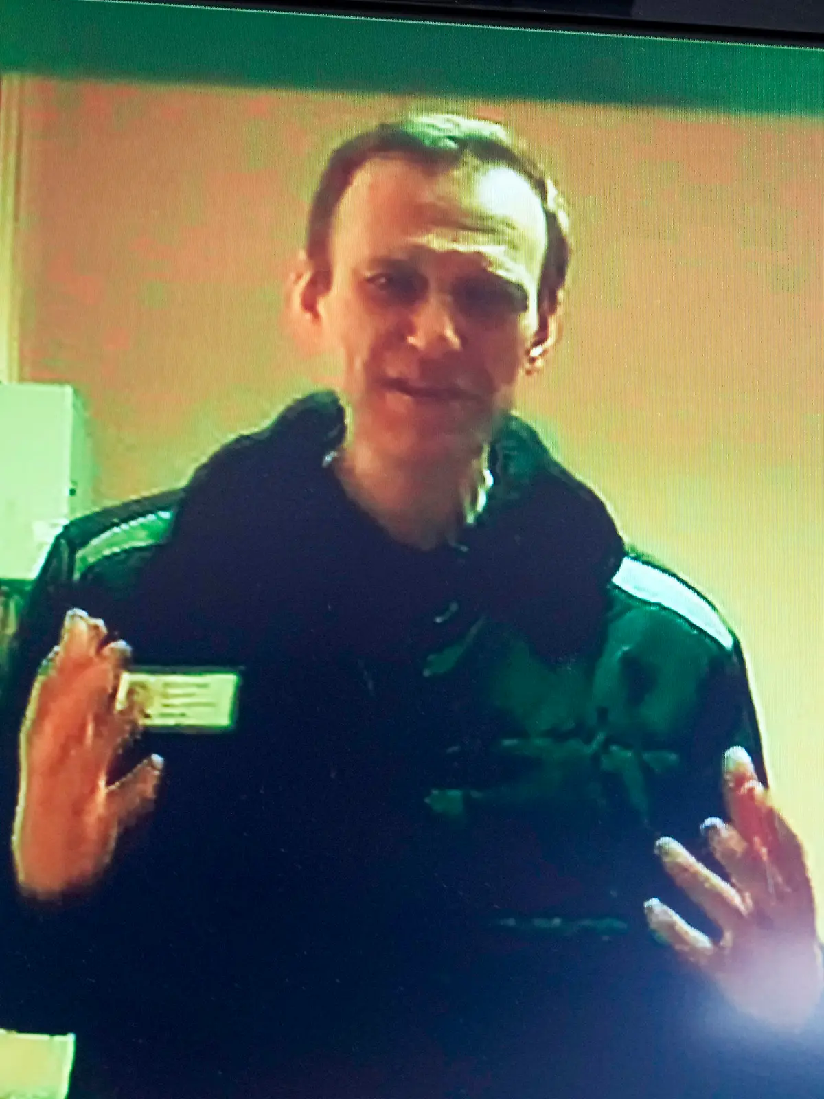 26.04.2023, Russland, Moskau: Alexej Nawalny, Kremlgegner aus Russland, ist per Videolink bei einer Anhörung auf einem Monitor im Moskauer Bezirksgericht Babushkinsky zu sehen. Laut des Nawalny-Vertrauten, Wolkow, geht es um den Vorwurf des Extremismus. Demnach drohen dem Oppositionellen 35 Jahre Haft. Foto: Alexander Zemlianichenko/AP/dpa +++ dpa-Bildfunk +++