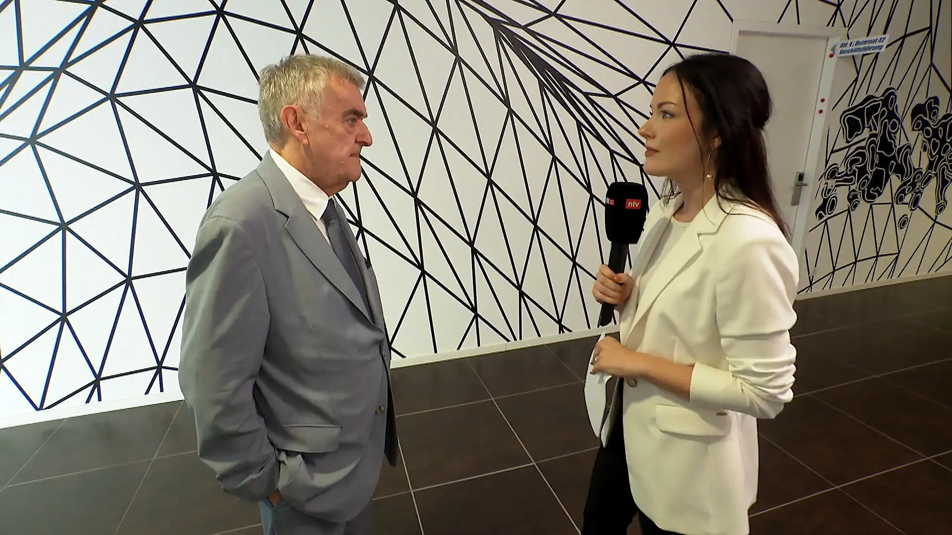 Interview mit Innenminister Herbert Reul (CDU) Mehr Fälle von Cybergrooming