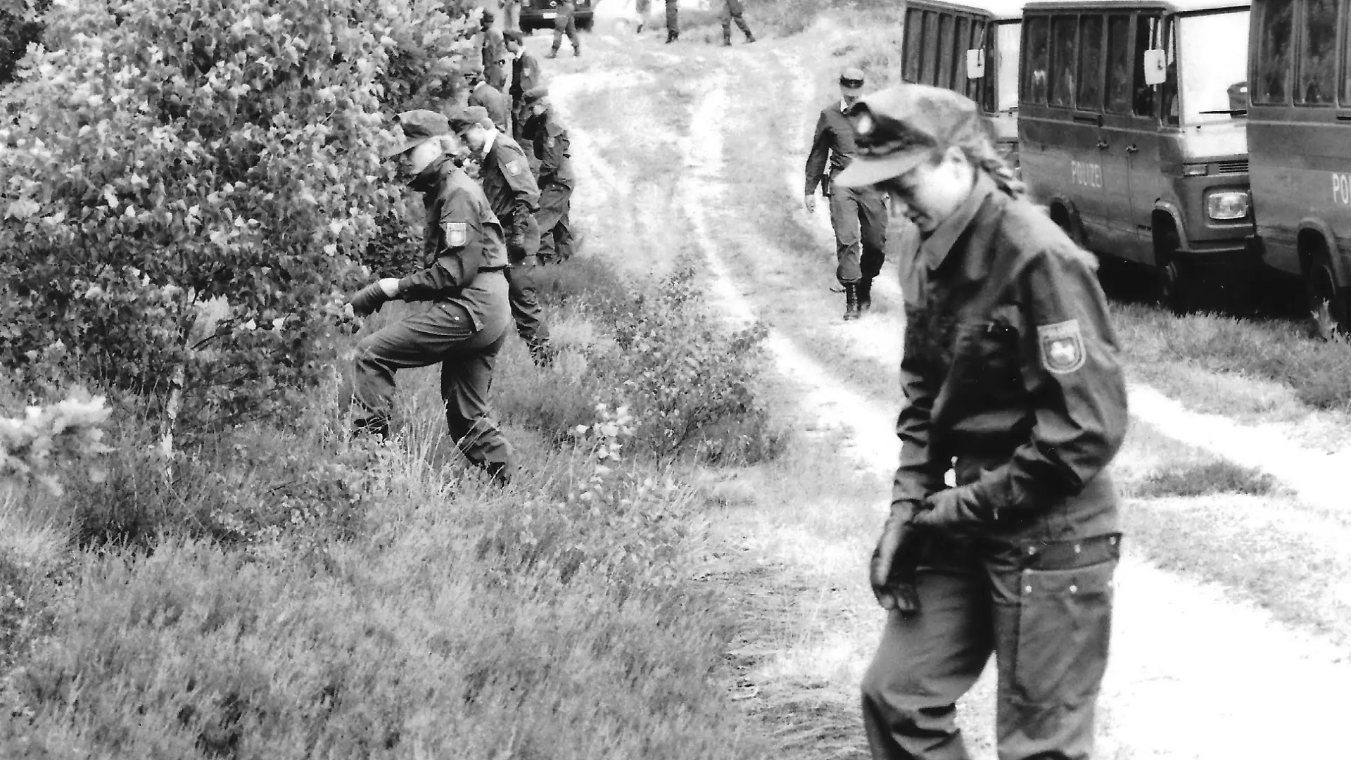 Polizisten suchen 1989 nach Spuren im Fall der Göhrde-Morde