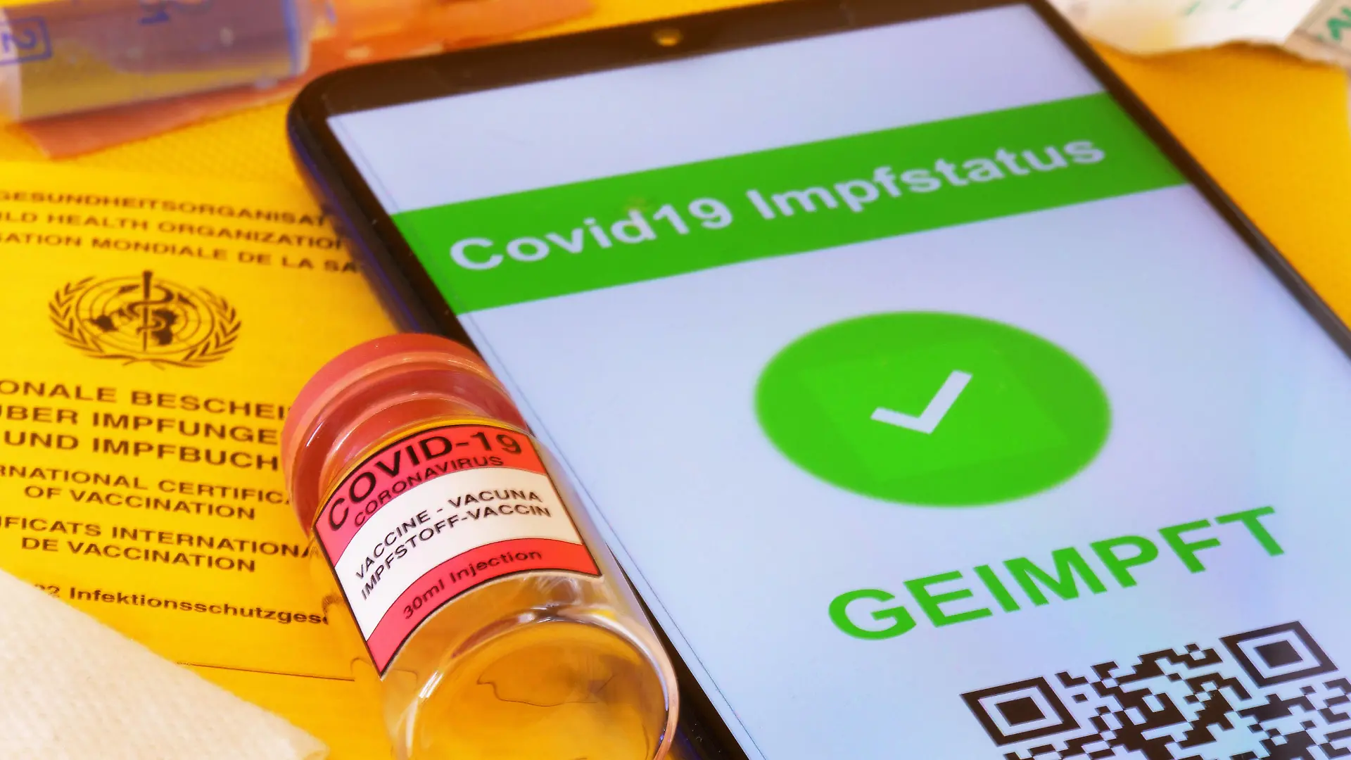 Internationaler Impfpass und digitaler Impfpass auf Smartphone Impfung-Covid-19 *** International vaccination certificate and digital vaccination certificate on smartphone vaccination Covid 19