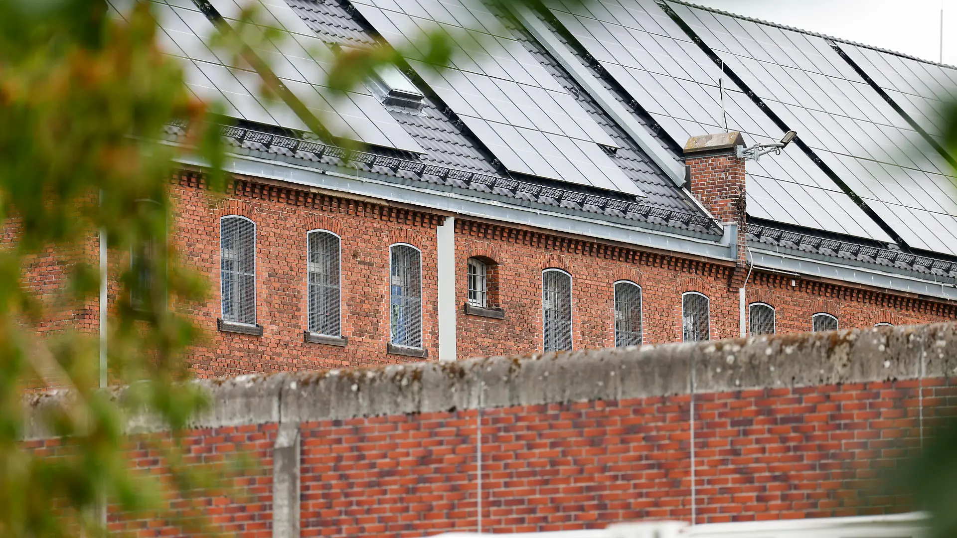 22.07.2026, Nordrhein-Westfalen, Siegburg: Blick auf ein Gebäude der Justizvollzugsanstalt Siegburg. Nach Hinweisen auf einen geplanten gewaltsamen Aufstand von Inhaftierten hat es in der Justizvollzugsanstalt Siegburg einen Großeinsatz der Polizei gegeben. Foto: Thomas Banneyer/dpa +++ dpa-Bildfunk +++