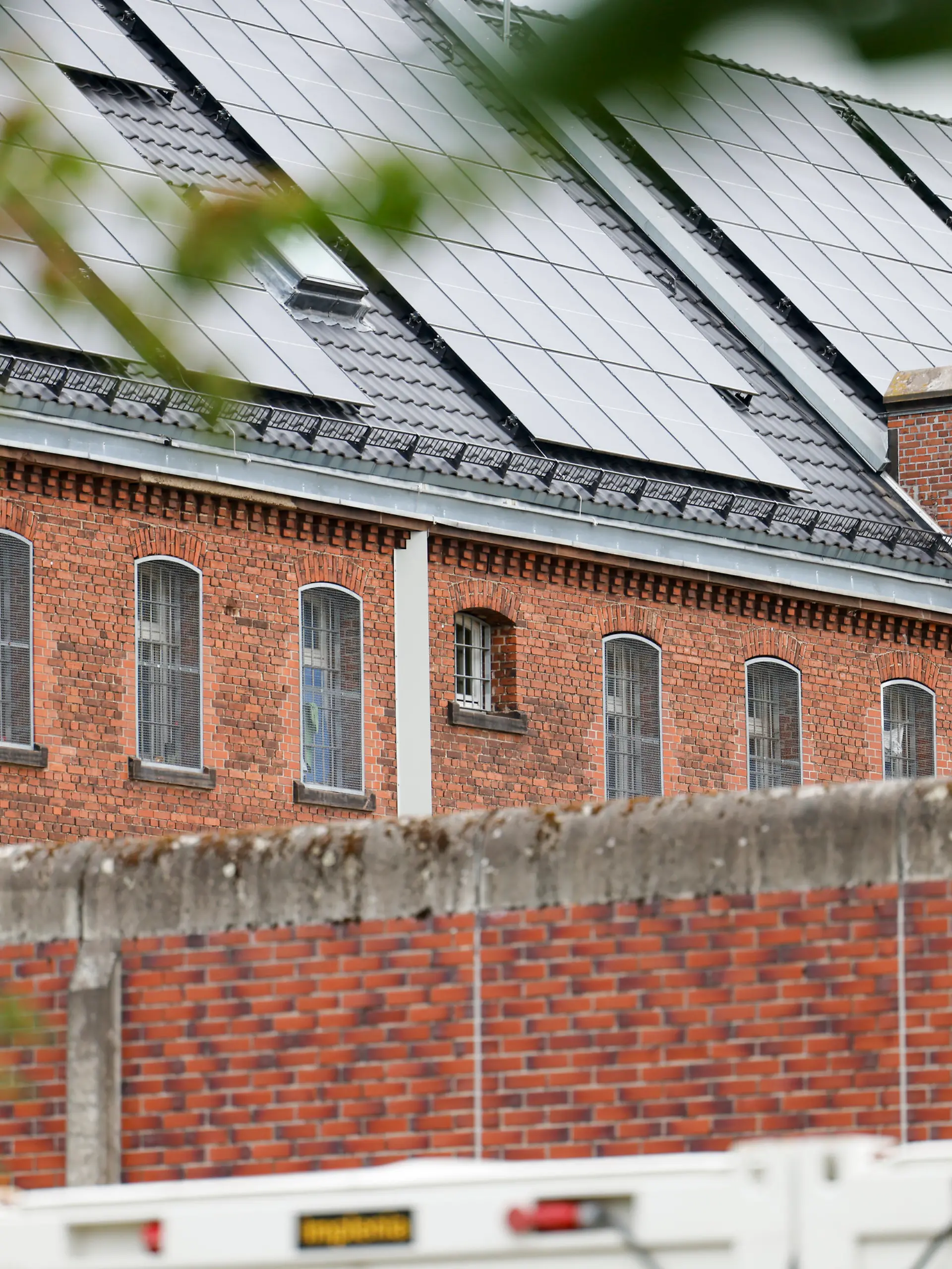 22.07.2026, Nordrhein-Westfalen, Siegburg: Blick auf ein Gebäude der Justizvollzugsanstalt Siegburg. Nach Hinweisen auf einen geplanten gewaltsamen Aufstand von Inhaftierten hat es in der Justizvollzugsanstalt Siegburg einen Großeinsatz der Polizei gegeben. Foto: Thomas Banneyer/dpa +++ dpa-Bildfunk +++