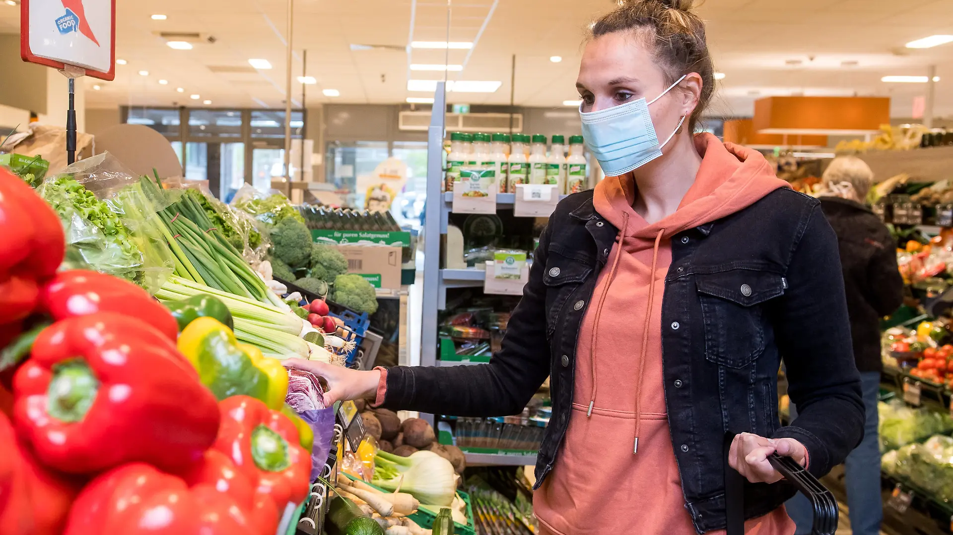 Frau mit Maske Supermarkt