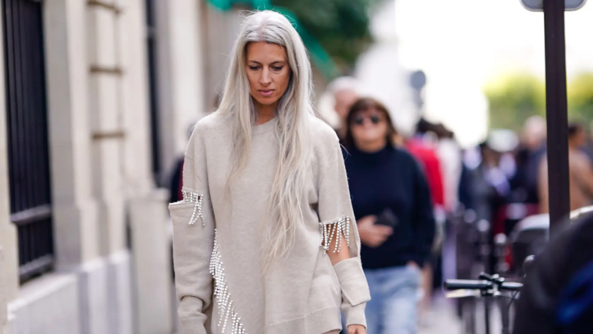 Sarah Harris mit hellem Outfit