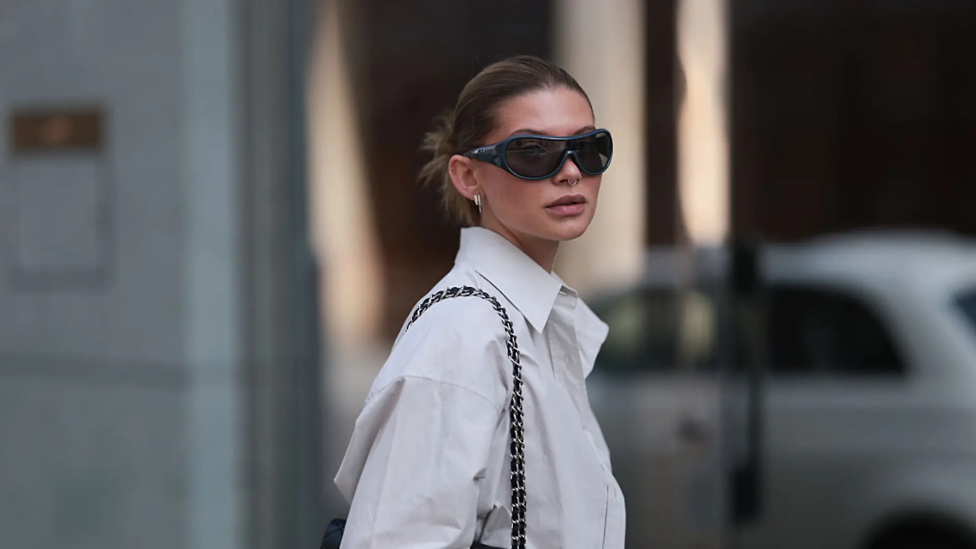 Frau mit schwarzer Sonnenbrille