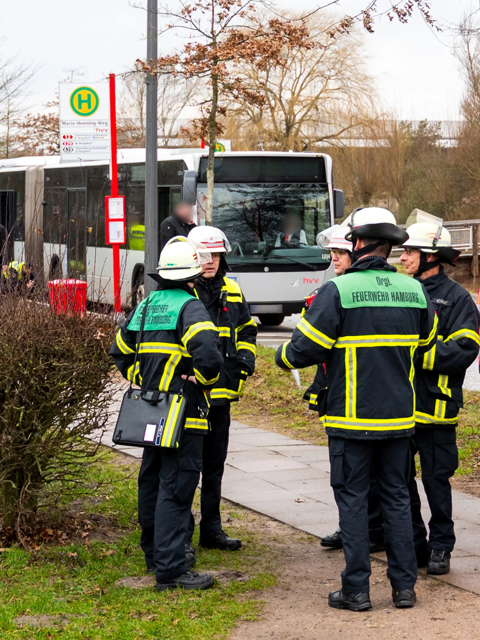 ARCHIV - 16.02.2024, Hamburg: Einsatzkräfte stehen im Stadtteil Neuallermöhe an einer Unfallstelle. Bei einem Unfall mit einem Linienbus ist am Nachmittag ein 10 Jahre alter Junge tödlich verletzt worden. (zu dpa: «Gericht spricht Busfahrer nach Tod eines Schuljungen frei») Foto: Daniel Bockwoldt/dpa +++ dpa-Bildfunk +++
