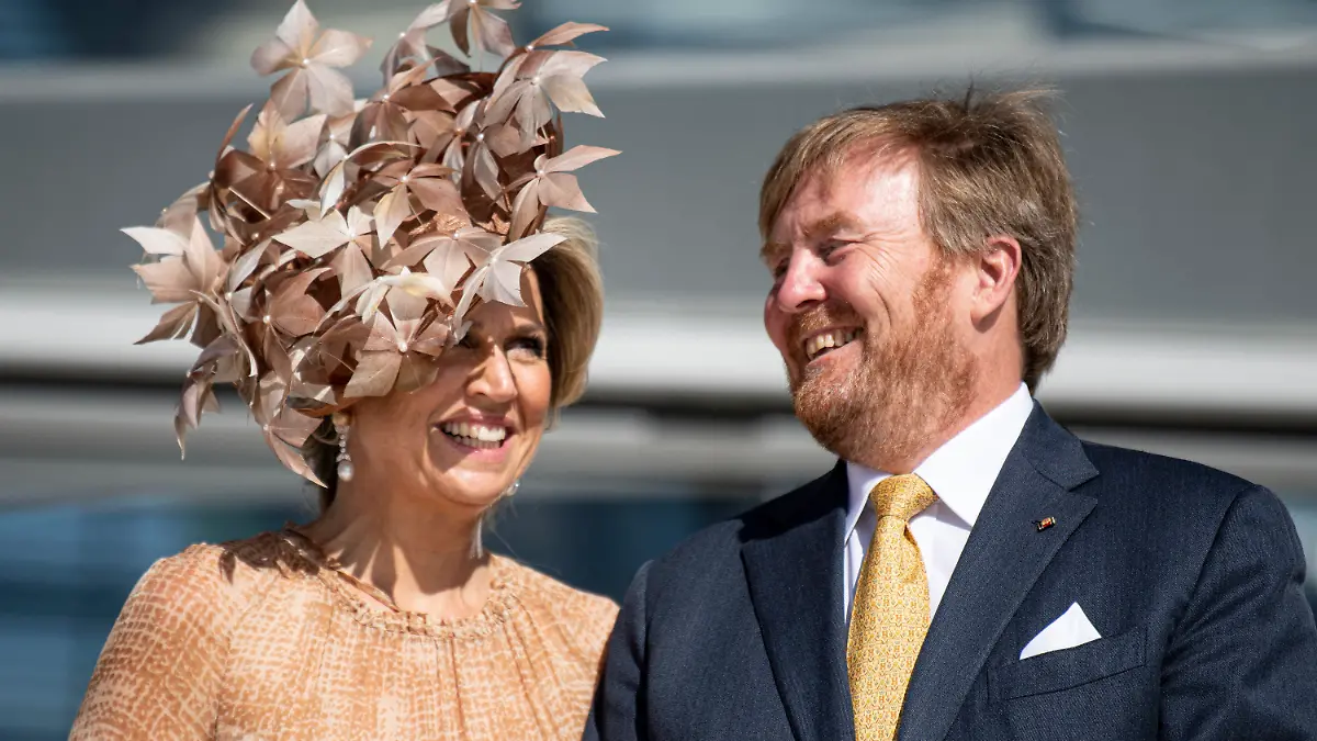 06.07.2021, Berlin: König Willem-Alexander der Niederlande (r) und Königin Maxima lachen auf der Dachterrasse des Reichstagsgebäude des Deutschen Bundestags. Das niederländische Königspaar ist zu einem dreitägigen Staatsbesuch in Berlin. Foto: Fabian Sommer/dpa +++ dpa-Bildfunk +++