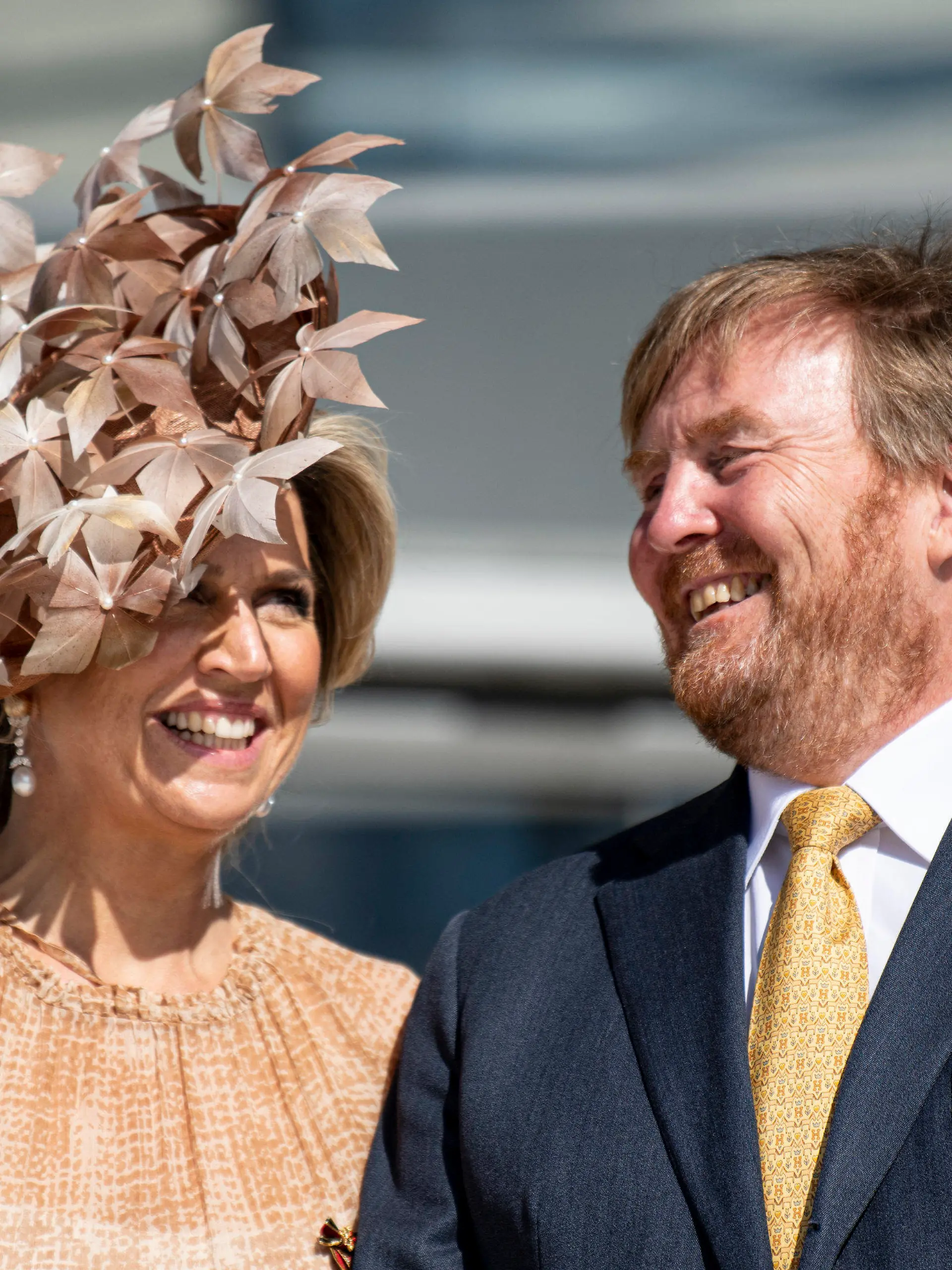 06.07.2021, Berlin: König Willem-Alexander der Niederlande (r) und Königin Maxima lachen auf der Dachterrasse des Reichstagsgebäude des Deutschen Bundestags. Das niederländische Königspaar ist zu einem dreitägigen Staatsbesuch in Berlin. Foto: Fabian Sommer/dpa +++ dpa-Bildfunk +++