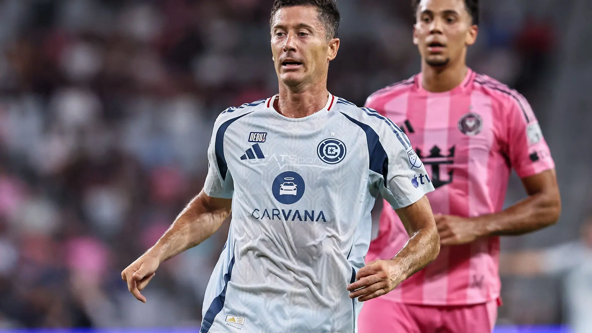 Robert Lewandowski (l) hat sein Debüt in der MLS mit Chicago Fire verloren.