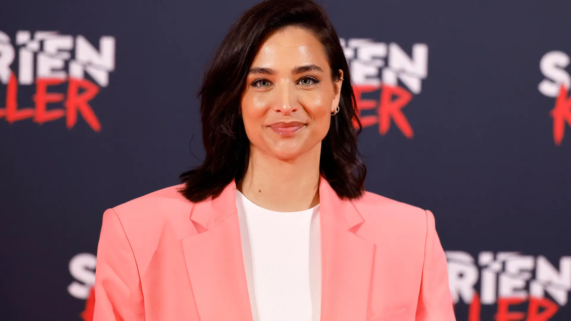 Moderatorin Amira Aly bei der Eröffnung der True Crime Ausstellung Serienkiller in Köln Ehrenfeld. Am 13. Mai wurde bekannt, dass Amira Aly wieder schwanger ist. Köln, 07.05.2026 NRW Deutschland *** Presenter Amira Aly at the opening of the True Crime exhibition Serial Killer in Cologne Ehrenfeld On 13 May it was announced that Amira Aly is pregnant again Cologne, 07 05 2026 NRW Germany Copyright: xChristophxHardtx