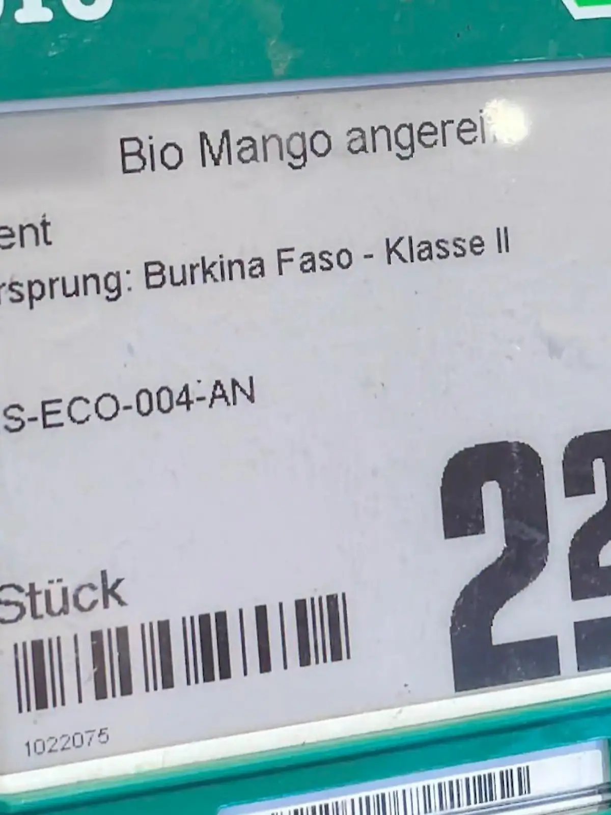 Egal, ob im Discounter oder Supermarkt: Bio-Produkte geben uns das Gefühl, etwas Gutes zu kaufen. Auf fast jedem Lebensmittel erkennt man mittlerweile das Bio-Siegel und das, obwohl die Produkte gar nicht aus Deutschland oder der EU kommen. Eine tolle Nachricht, dass Mangos aus Burkina Faso oder Wein aus Argentinien bezahlbar und Bio sein können, oder? Wie sich die Bio-Siegel auf Produkten aus Nicht-EU-Ländern zusammensetzen und worauf man dabei achten sollte, erfahren Sie im Video.
