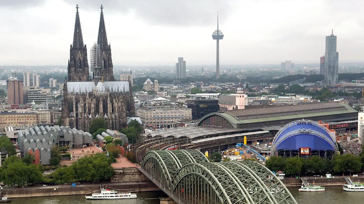 ARCHIV - Über den Rhein führt die Hohenzollernbrücke - vorbei am Dom - zum Hauptbahnhof in Köln. (Archivfoto vom 26.07.2005). Die Anwohner des Rheins und seiner Zuflüsse bis zur Stadt Köln schnupfen einer Wasseranalyse zufolge rund neun Tonnen Kokain im Jahr. Das schließen Wissenschaftler des Nürnberger Instituts für Biomedizinische und Pharmazeutische Forschung aus der Messung eines Kokain-Abbauprodukts im größten deutschen Fluss. Auf seinem Weg bis Köln nehme der Rhein das Abwasser von fast 40 Millionen Menschen auf, erläuterte Institutschef Prof. Sörgel am Mittwoch (22.11.2006). Für ganz Deutschland ergebe sich aus den Messwerten ein grob geschätzter Jahresverbrauch von rund 20 Tonnen Kokain. Foto: Oliver Berg dpa/lnw (zu dpa 0383 vom 22.11.2006) +++(c) dpa - Bildfunk+++