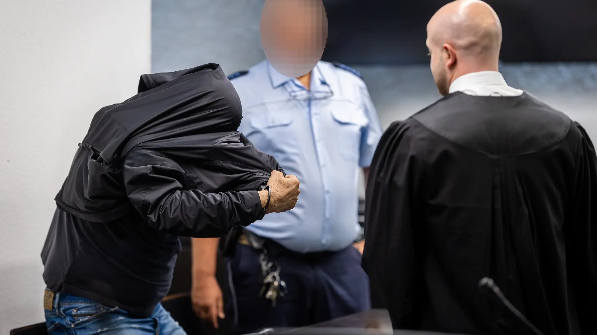 ARCHIV - 09.06.2026, Baden-Württemberg, Stuttgart: Ein Angeklagter geht in einem Gerichtssaal des Landgerichts Stuttgart zu seinem Platz. Der wegen Totschlags angeklagte Mann soll eine Frau zwischen Ende Juli und Anfang August 2025 umgebracht haben und die Leiche anschließend in einen Rollkoffer verpackt und diesen mit Folie und Müllbeuteln umwickelt haben. (zu dpa: «Freispruch oder lange Haft nach Fund von Kofferleiche?») Foto: Christoph Schmidt/dpa +++ dpa-Bildfunk +++