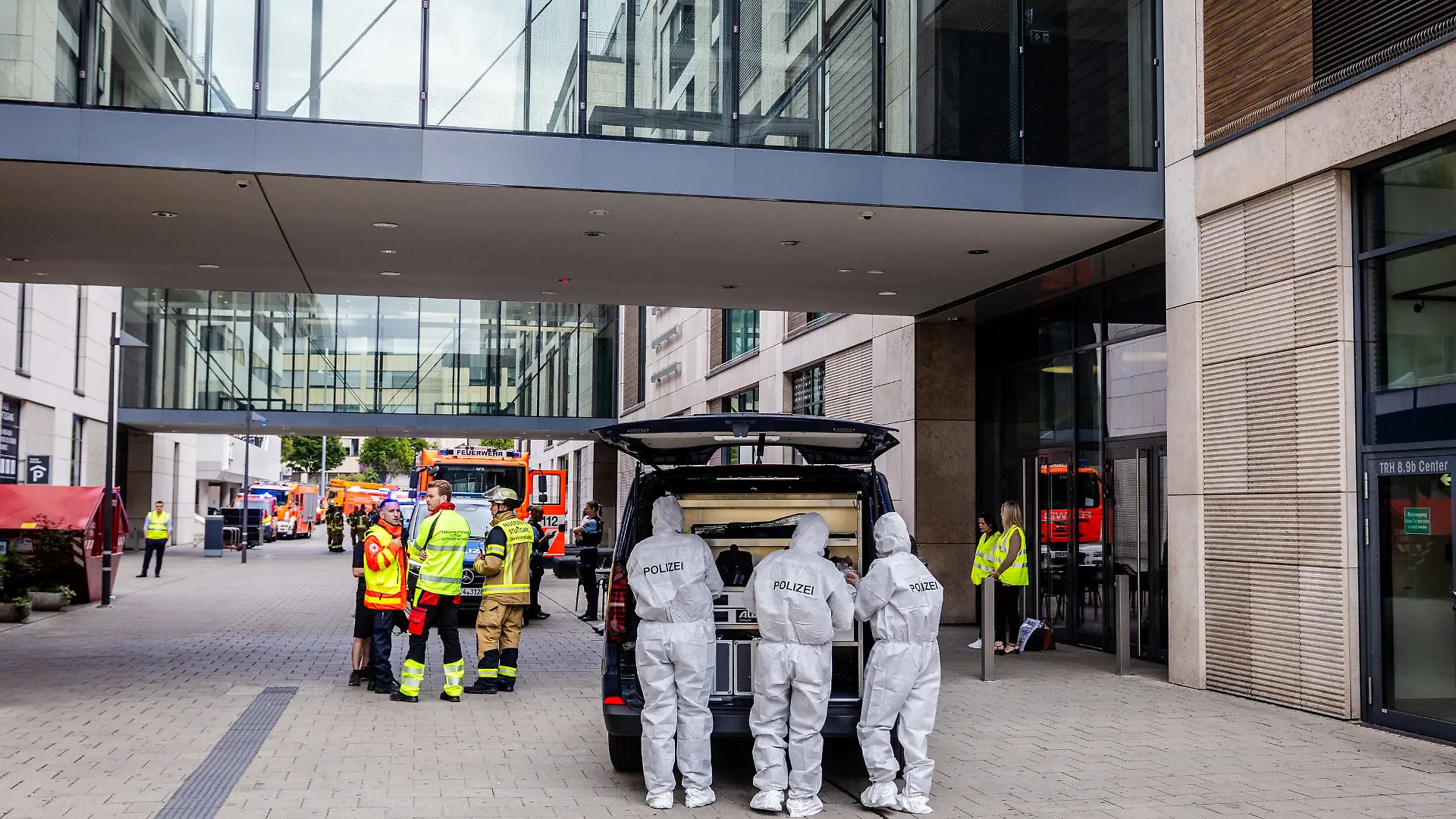 23.07.2026, Baden-Württemberg, Stuttgart: Beamte der Spurensicherung stehen bei einem größeren Polizeieinsatz vor einem Einkaufszentrum in der Innenstadt. In dem Einkaufszentrum ist eine Person schwer verletzt worden. Nach Auskunft der Polizei ist der unbekannte Täter flüchtig und wird gesucht. Foto: Christoph Schmidt/dpa +++ dpa-Bildfunk +++