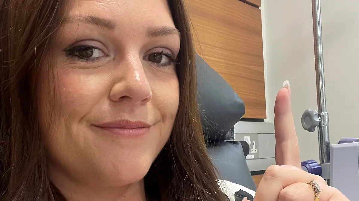 England-Laura-hielt-ihre-M-digkeit-f-r-Stress-dann-folgt-die-Schockdiagnose-Darmkrebs