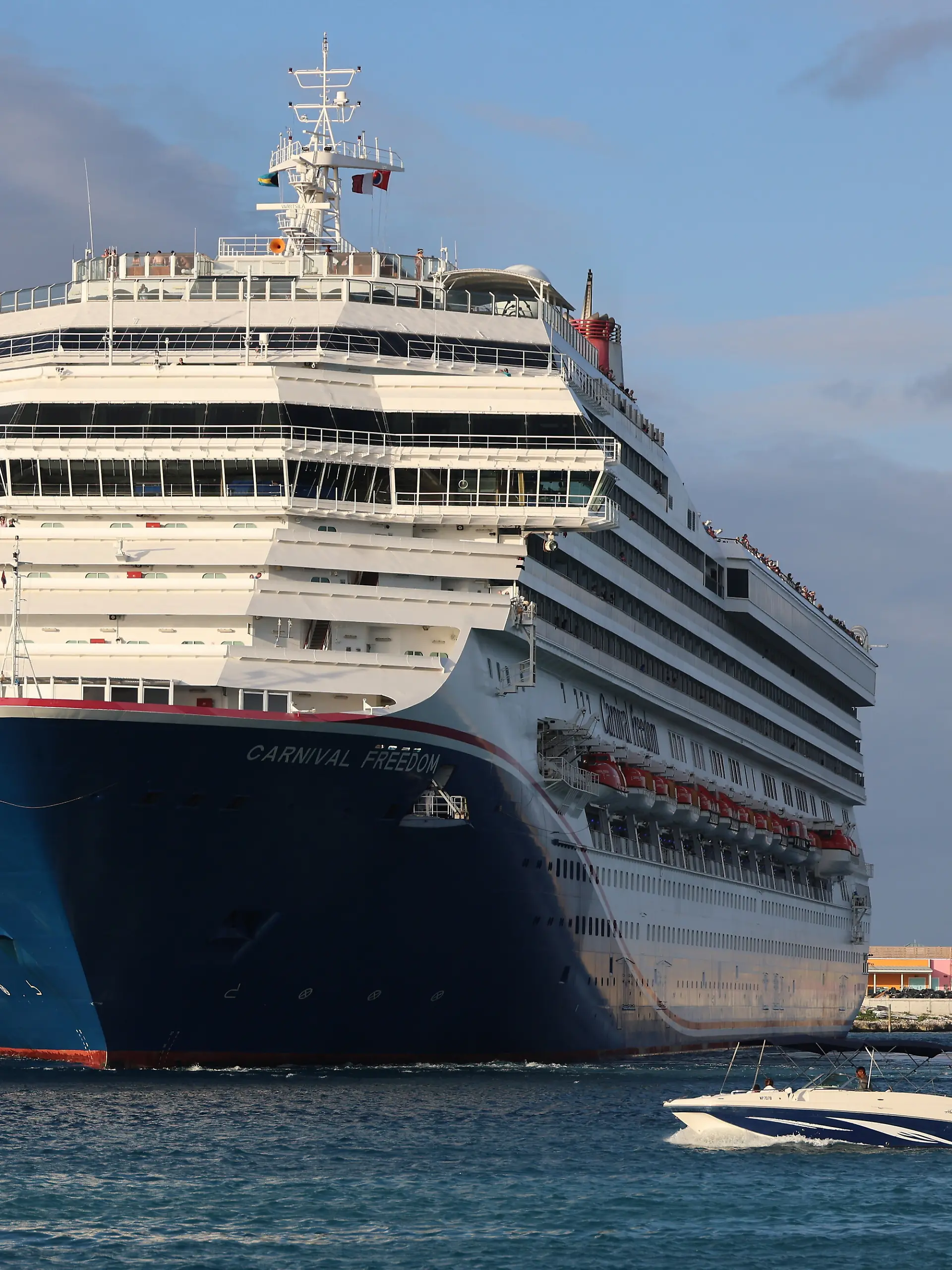 Ein Schiff der Carnival Cruise Line in der Karibik