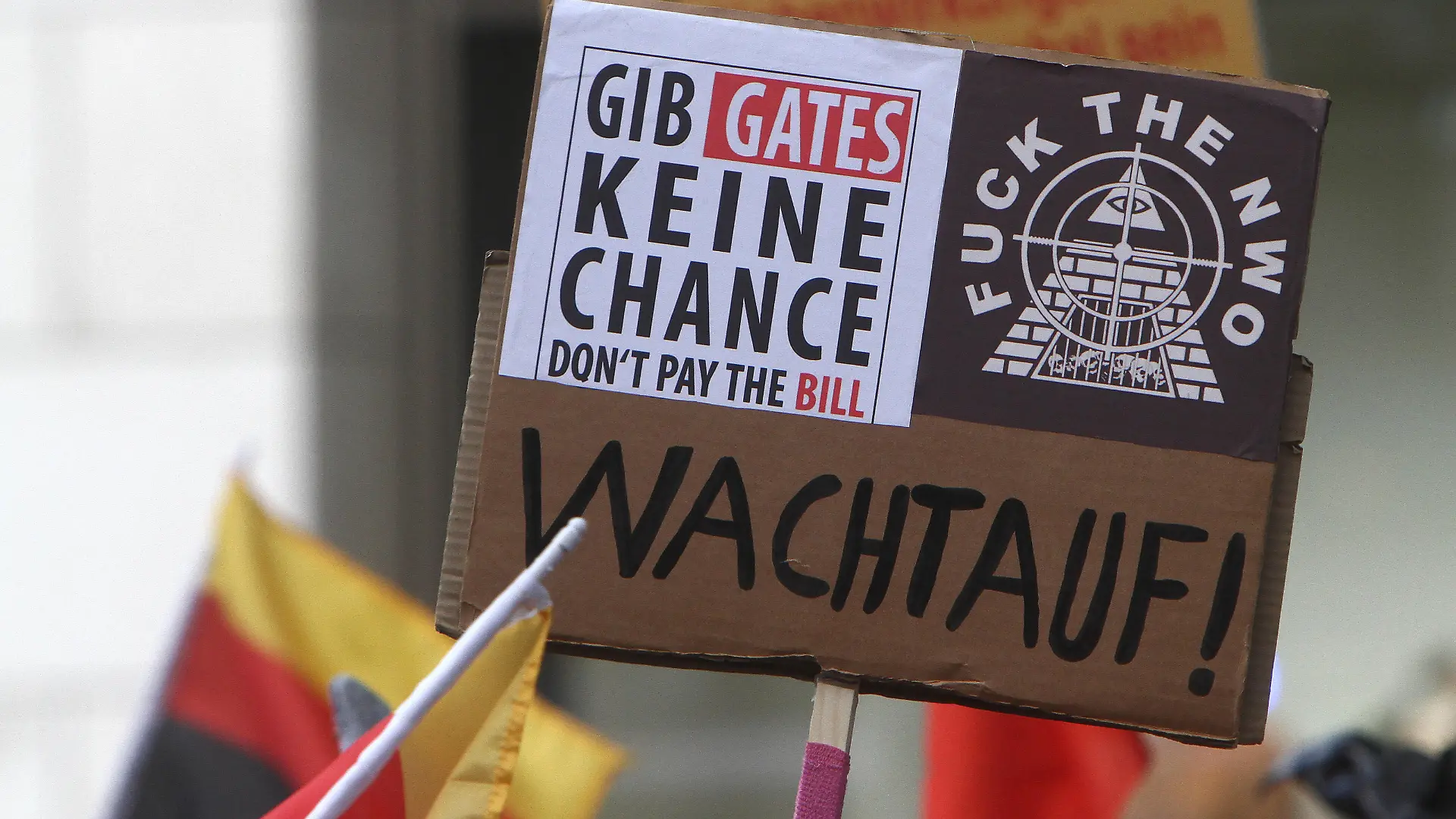 Demonstration und Kundgebung von wenigen hundert Teilnehmern der Initiative CRD Corona Rebellen Düsseldorf, darunter auch mutmaßliche Sympathisanten der Rechten Szene und Anhänger der Reichsbürger. Ein Plakat gib Gates keine Chance und deutsche Fahnen, die auf den Kopf gestellt sind, ragen in die Höhe, Düsseldorf, Nordrhein Westfalen, Deutschland. *** Demonstration and rally of a few hundred participants of the initiative CRD Corona rebels Düsseldorf, among them presumed sympathizers of the right-wing scene and supporters of the Reich Citizens A poster gives Gates no chance and German flags, turned upside down, rise up, Düsseldorf, North Rhine-Westphalia, Germany