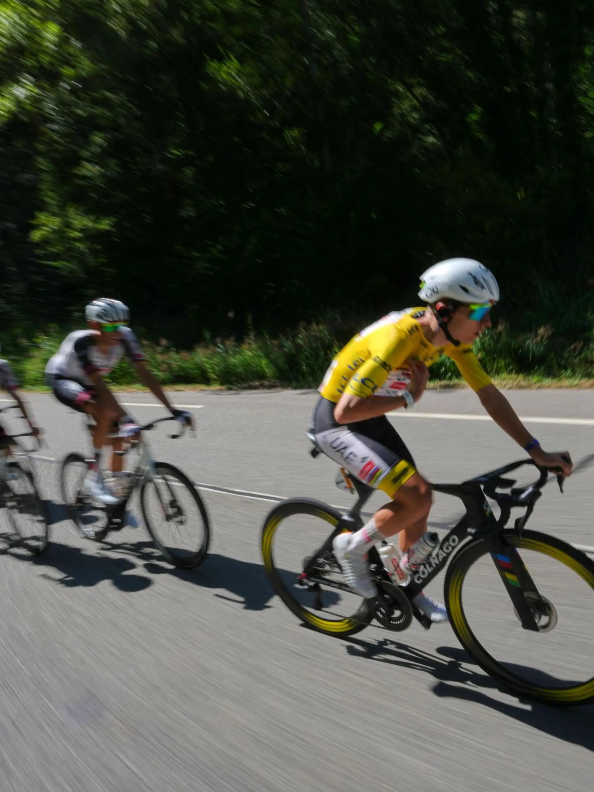Bild zu: "Carapaz gewinnt 18. Tour-Etappe - Pogacar-Team angeschlagen"