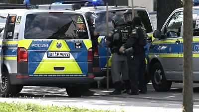 Bild von Überfall auf Bankfiliale in Regensburg – Polizei mit Großaufgebot vor Ort