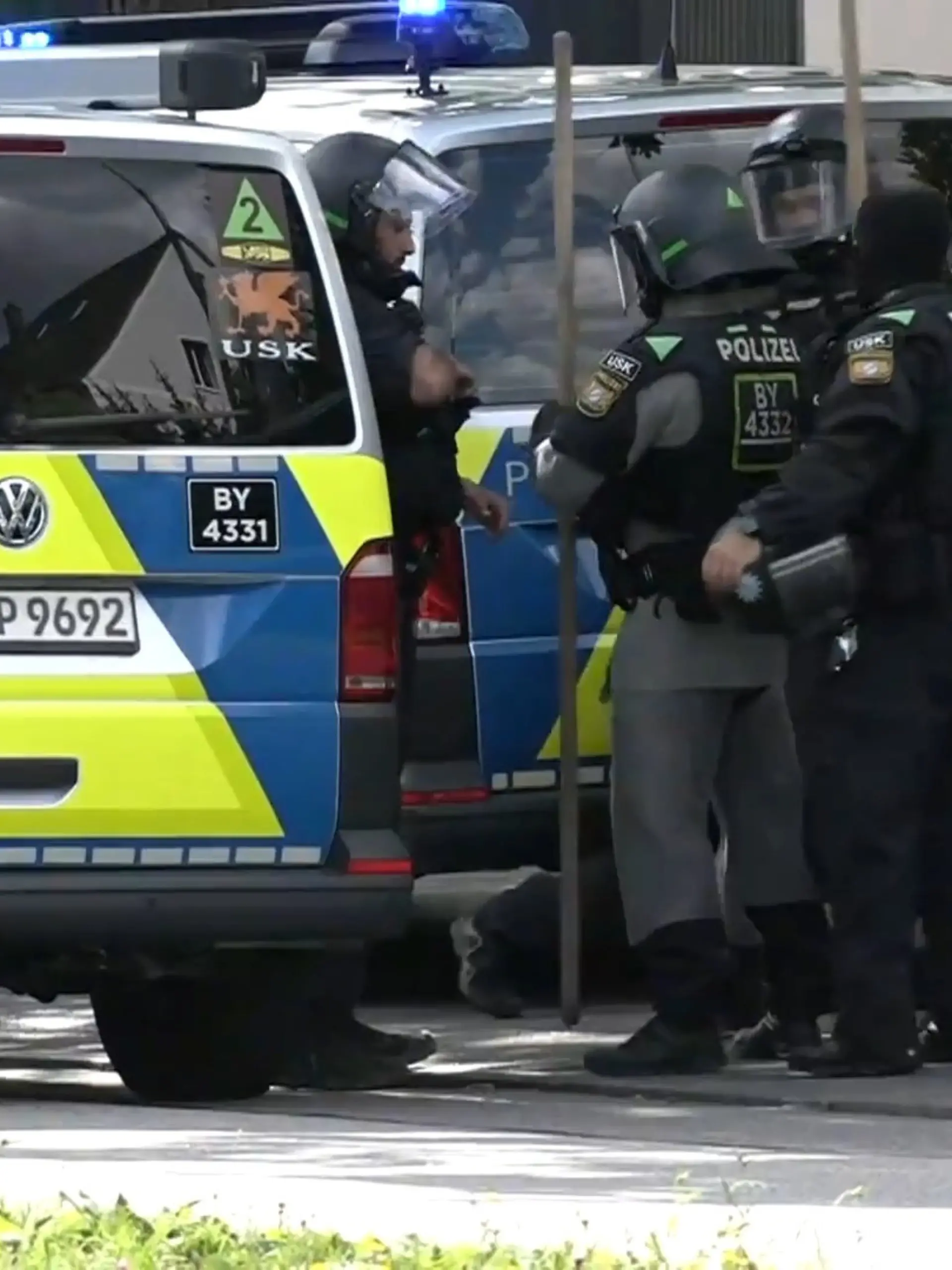 Bild zu: "Überfall auf Bankfiliale in Regensburg – Polizei mit Großaufgebot vor Ort"