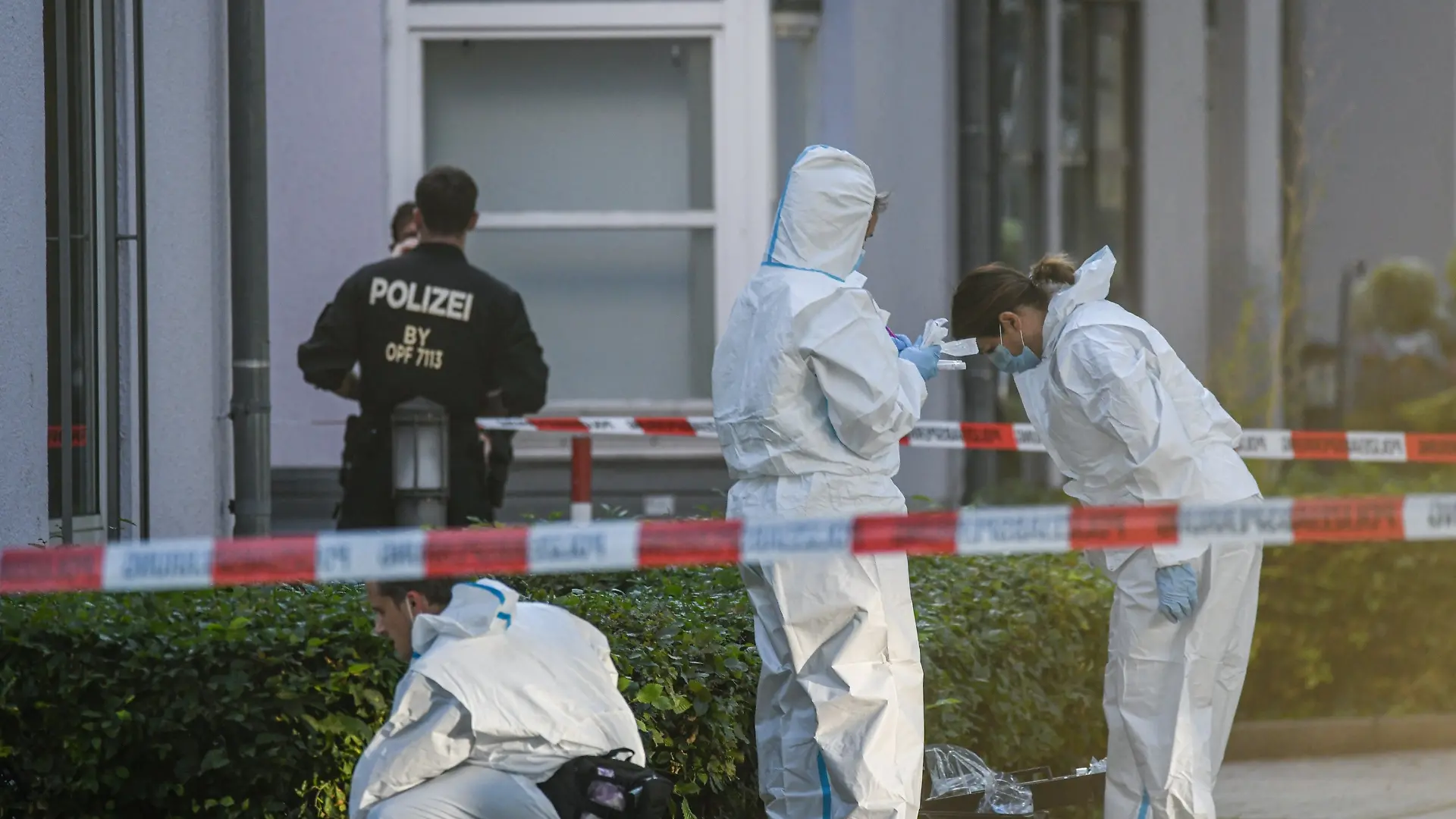 23.07.2026, Bayern, Regensburg: Die Spurensicherung ist im Einsatz. Bei einem Messerangriff in einer Bankfiliale in Regensburg ist ein Mann ums Leben gekommen. Zunächst hatte die Polizei von einer Geiselnahme in der Bank gesprochen. Foto: Jason Tschepljakow/dpa +++ dpa-Bildfunk +++