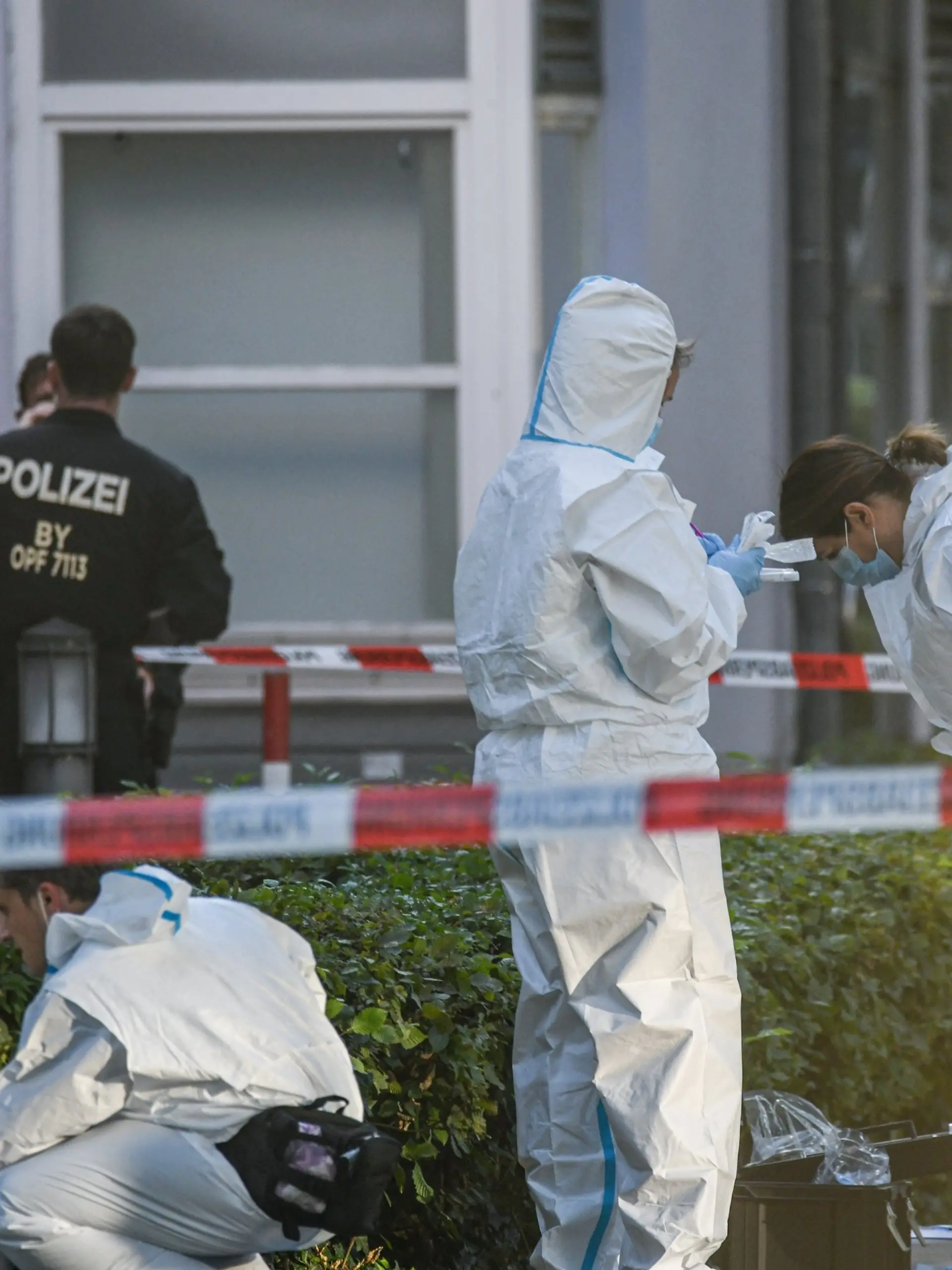 23.07.2026, Bayern, Regensburg: Die Spurensicherung ist im Einsatz. Bei einem Messerangriff in einer Bankfiliale in Regensburg ist ein Mann ums Leben gekommen. Zunächst hatte die Polizei von einer Geiselnahme in der Bank gesprochen. Foto: Jason Tschepljakow/dpa +++ dpa-Bildfunk +++
